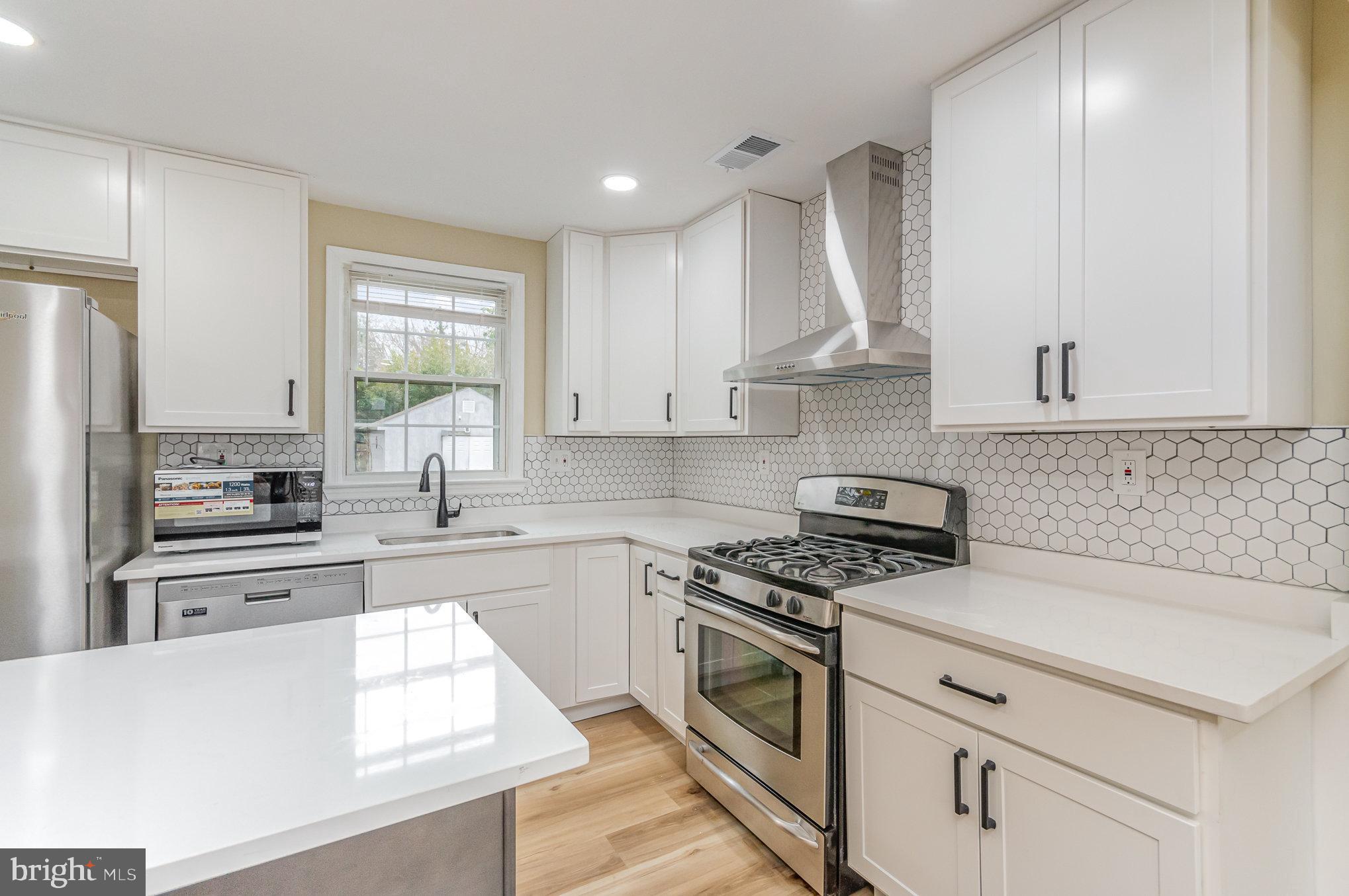 WILLIAMSBURG SQUARE - Residential Lease