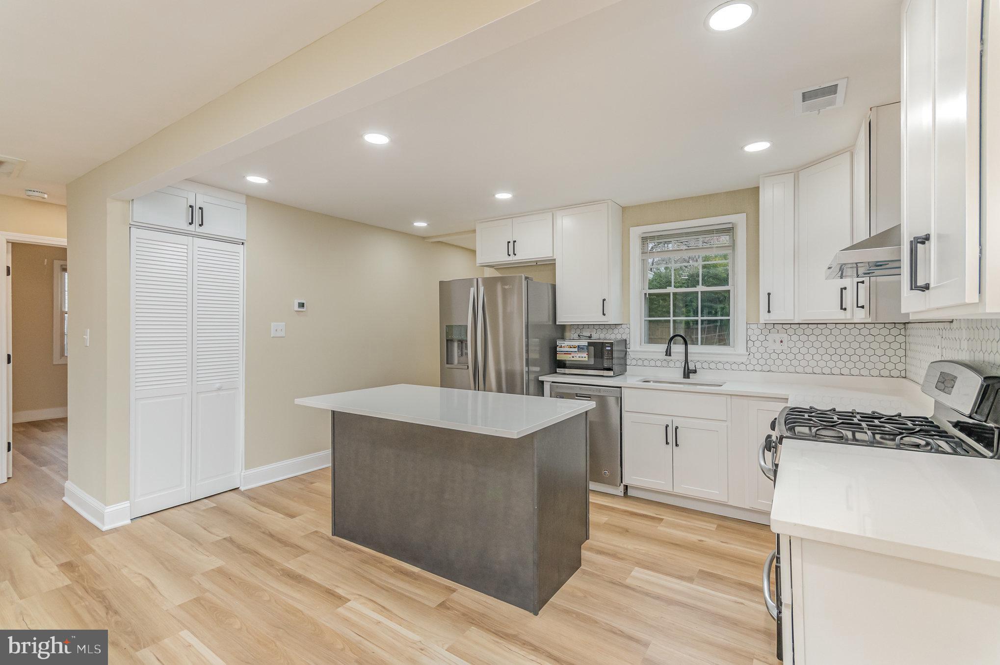 WILLIAMSBURG SQUARE - Residential Lease