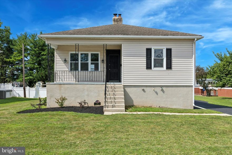 Beautiful renovated single home! Open Floor Plan, All new Appliances, Deck, Front Porch, Large basement, Ample Parking, Beautiful spacious Back Yard!
Convenient Location, close to all major shopping and businesses!
