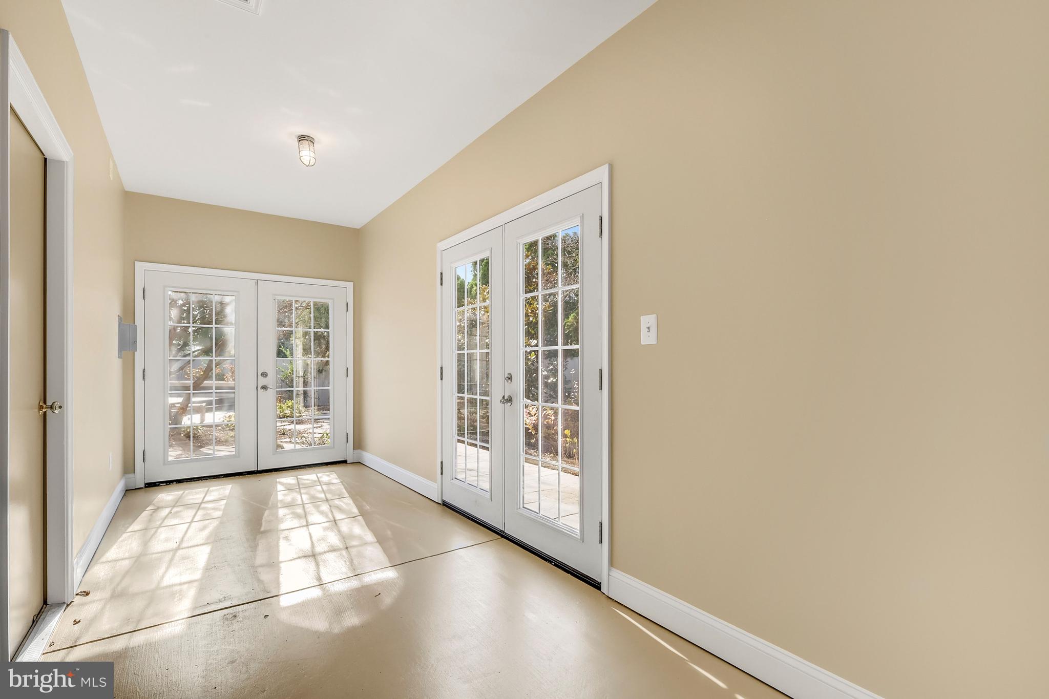 COUNTRY CLUB MANOR - Residential