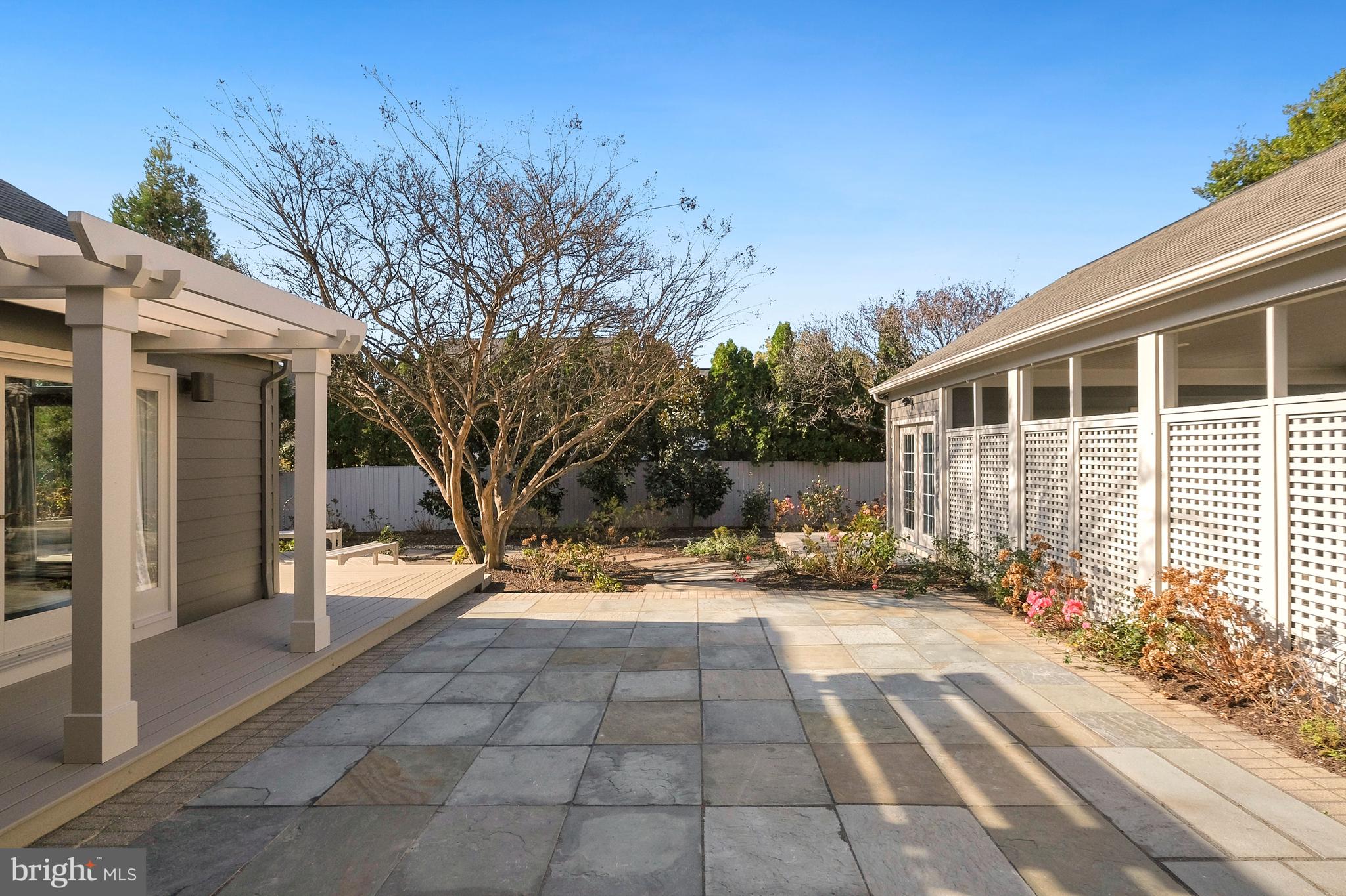 COUNTRY CLUB MANOR - Residential