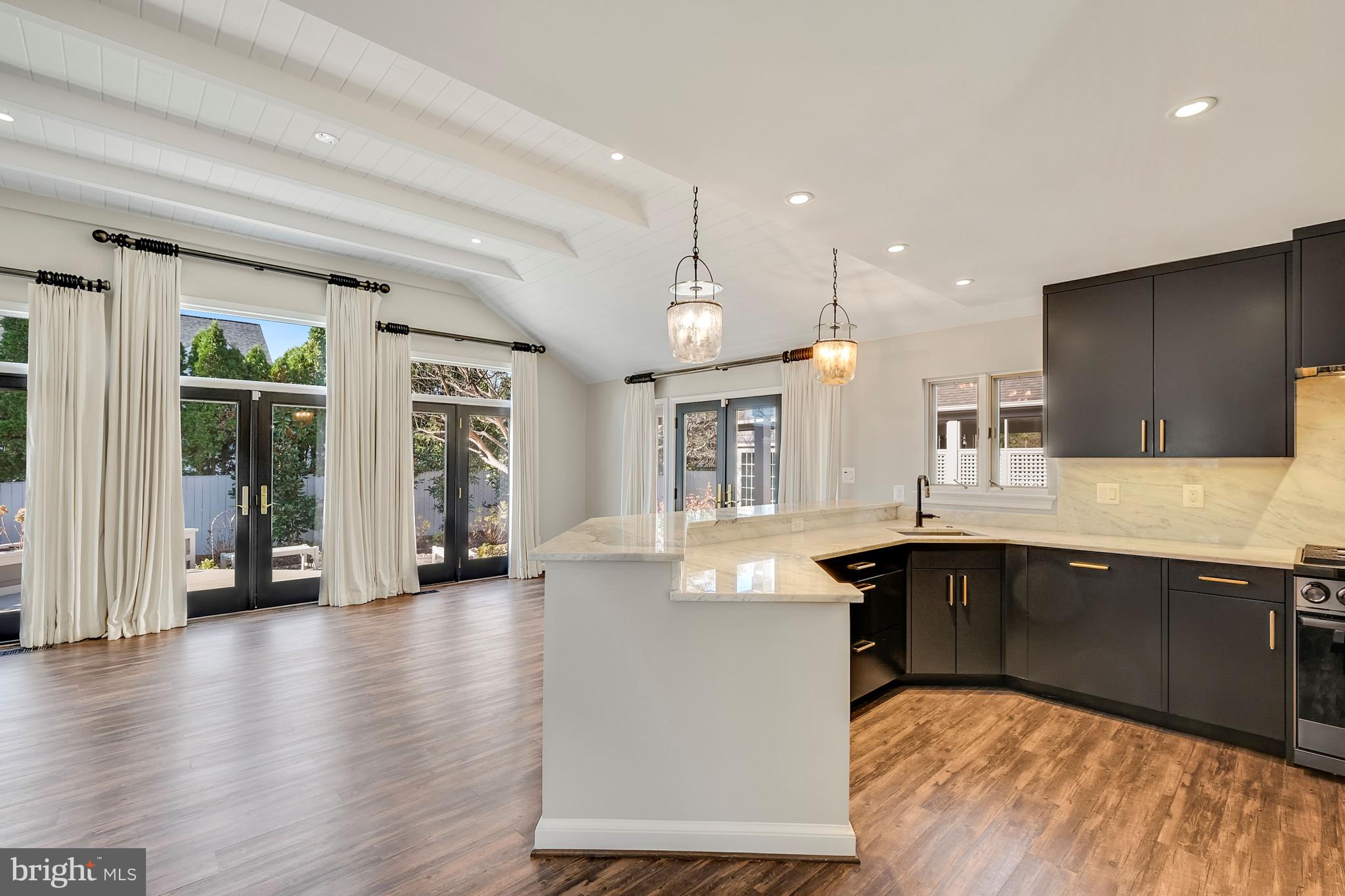 COUNTRY CLUB MANOR - Residential