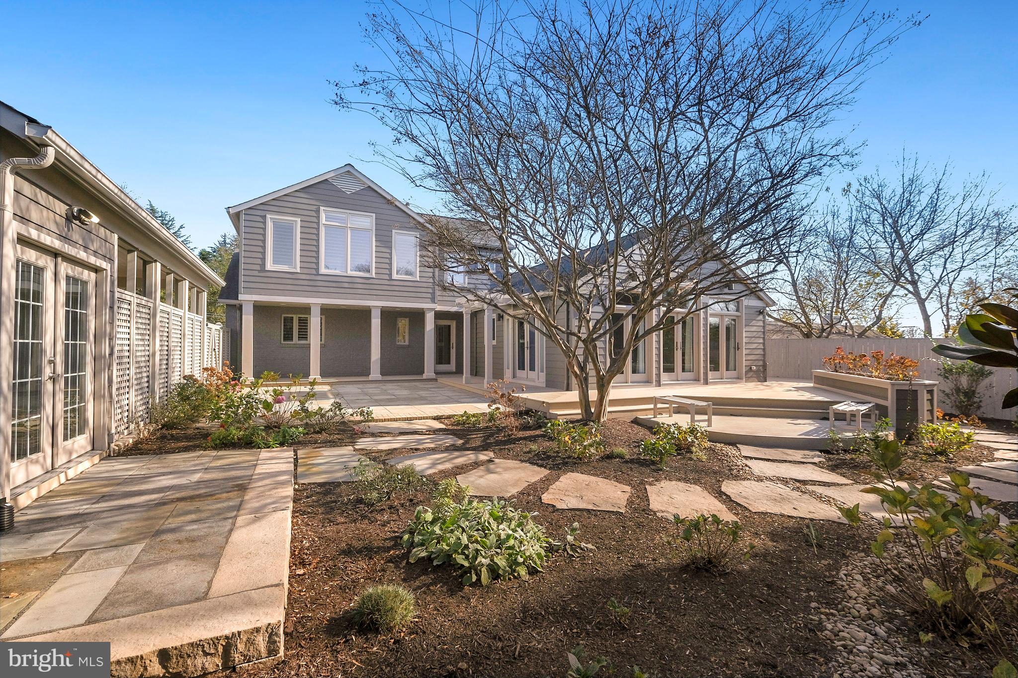 COUNTRY CLUB MANOR - Residential