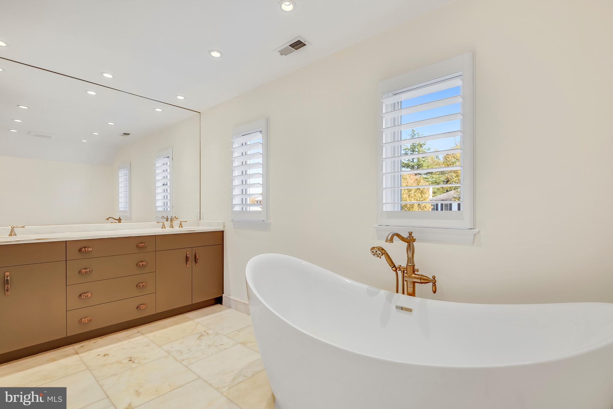 COUNTRY CLUB MANOR - Residential