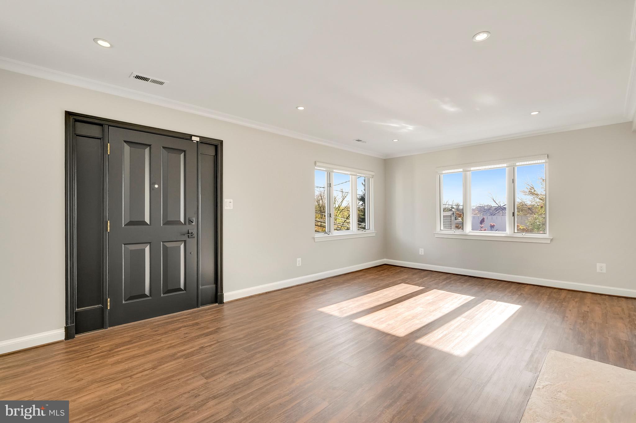 COUNTRY CLUB MANOR - Residential