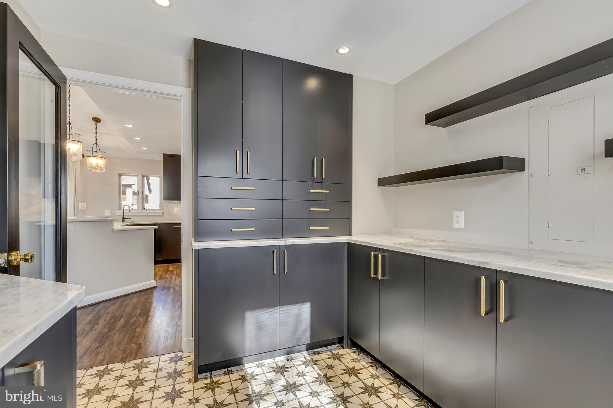 COUNTRY CLUB MANOR - Residential