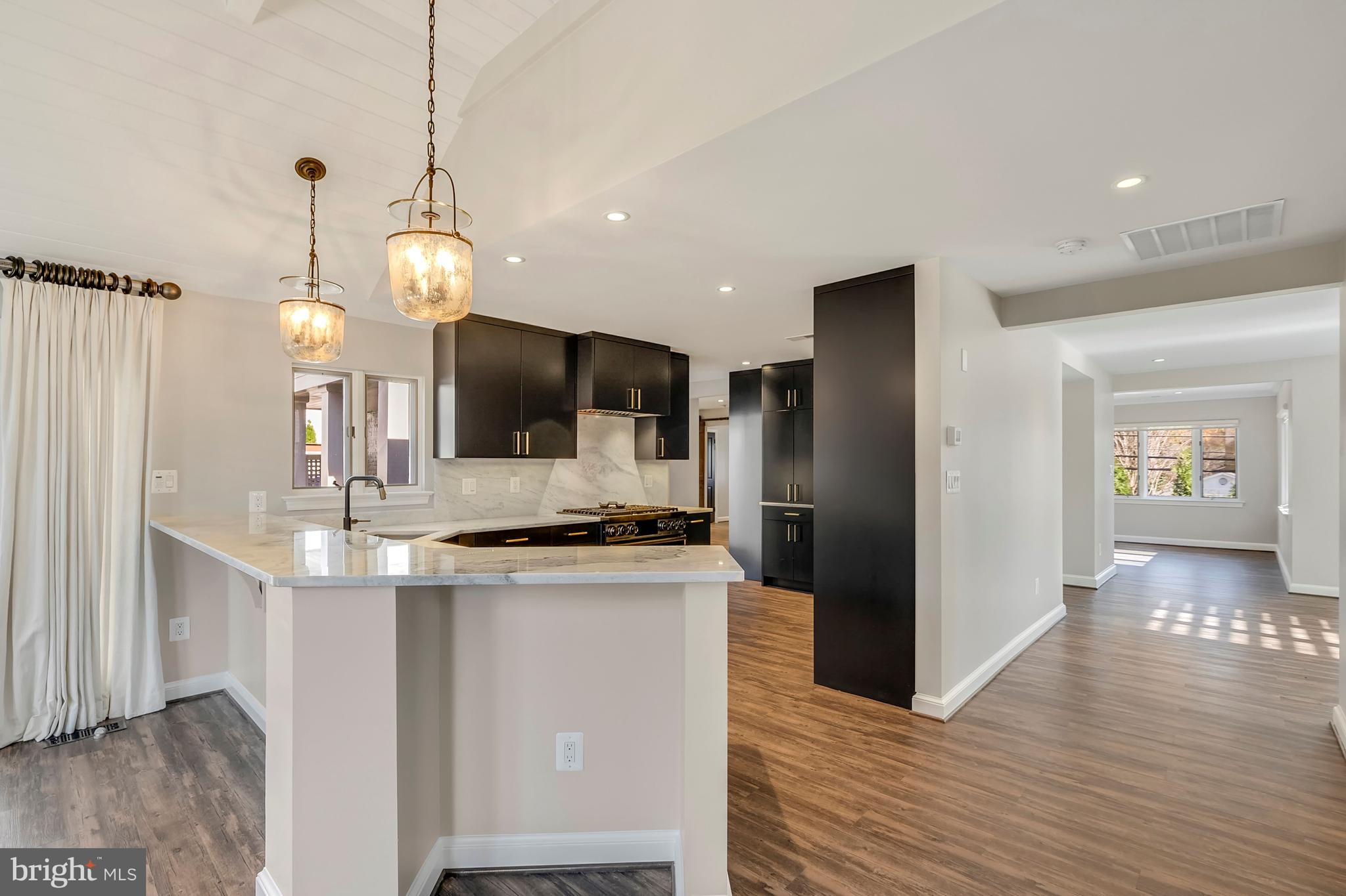 COUNTRY CLUB MANOR - Residential