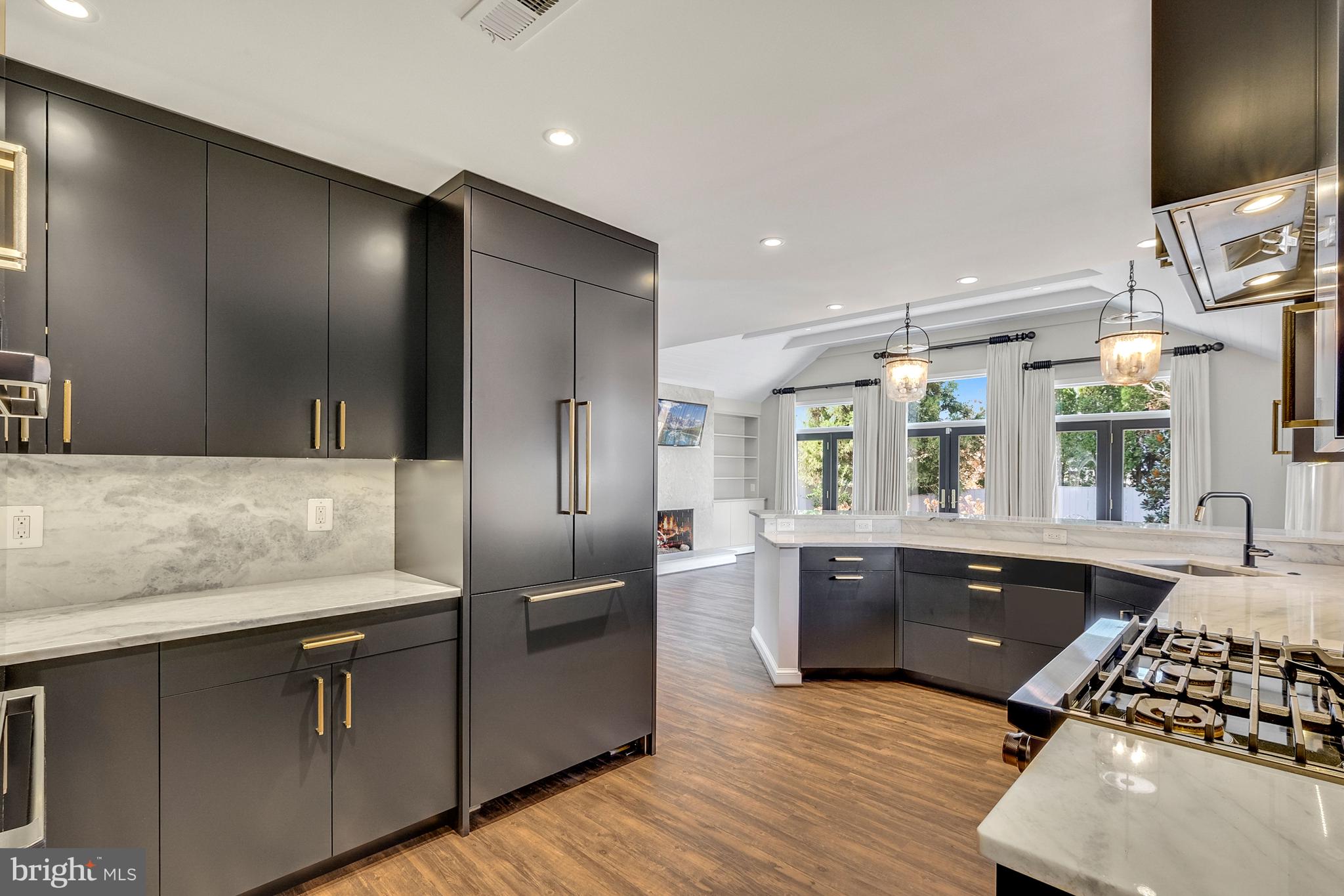 COUNTRY CLUB MANOR - Residential