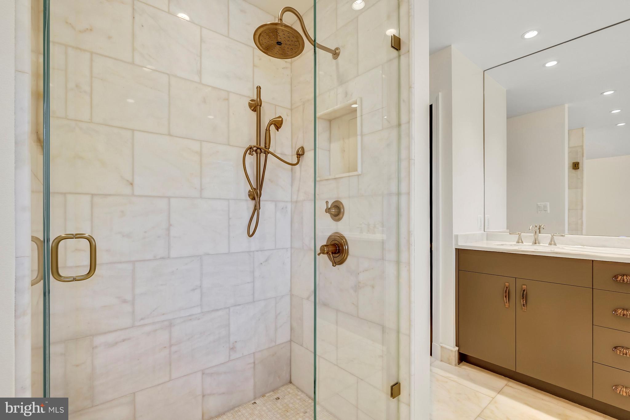 COUNTRY CLUB MANOR - Residential