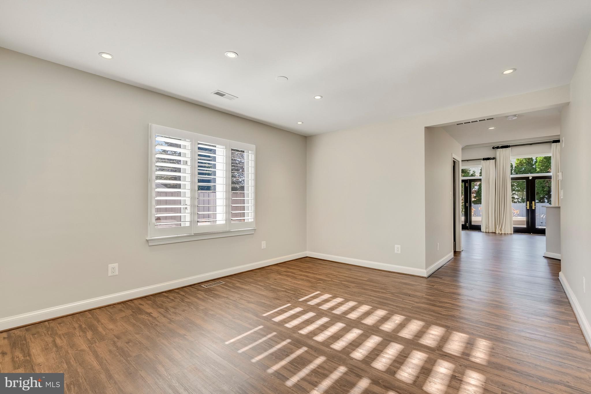 COUNTRY CLUB MANOR - Residential