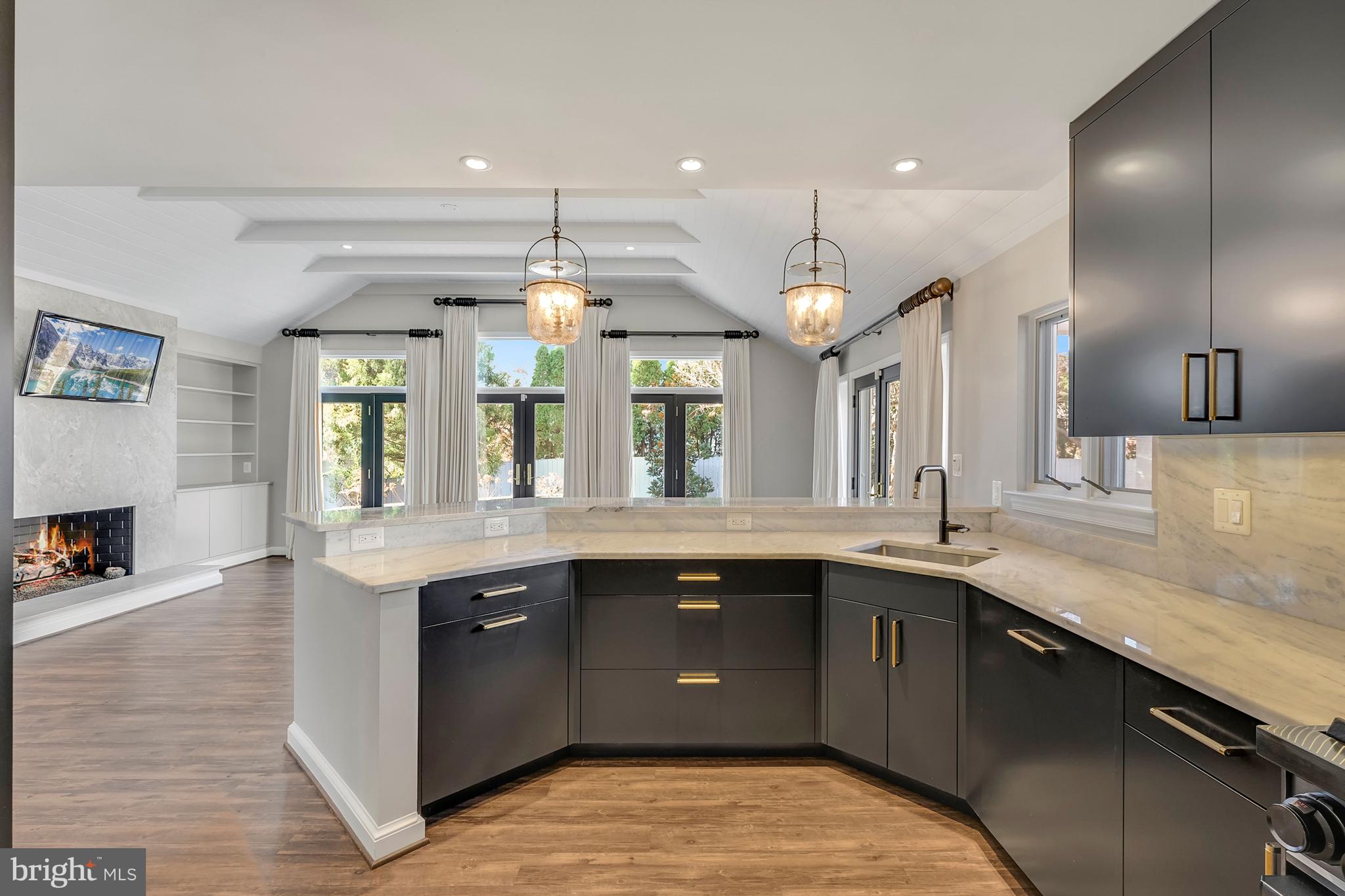 COUNTRY CLUB MANOR - Residential