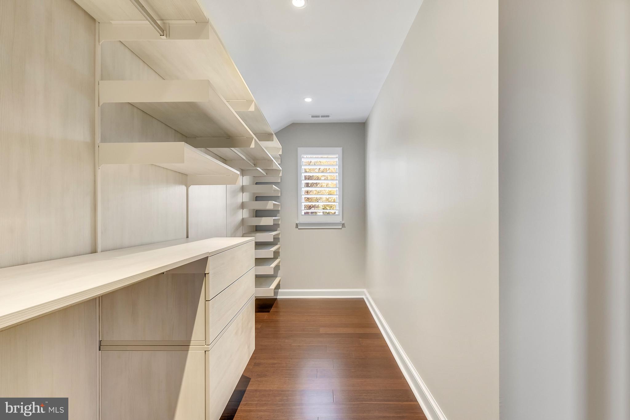 COUNTRY CLUB MANOR - Residential