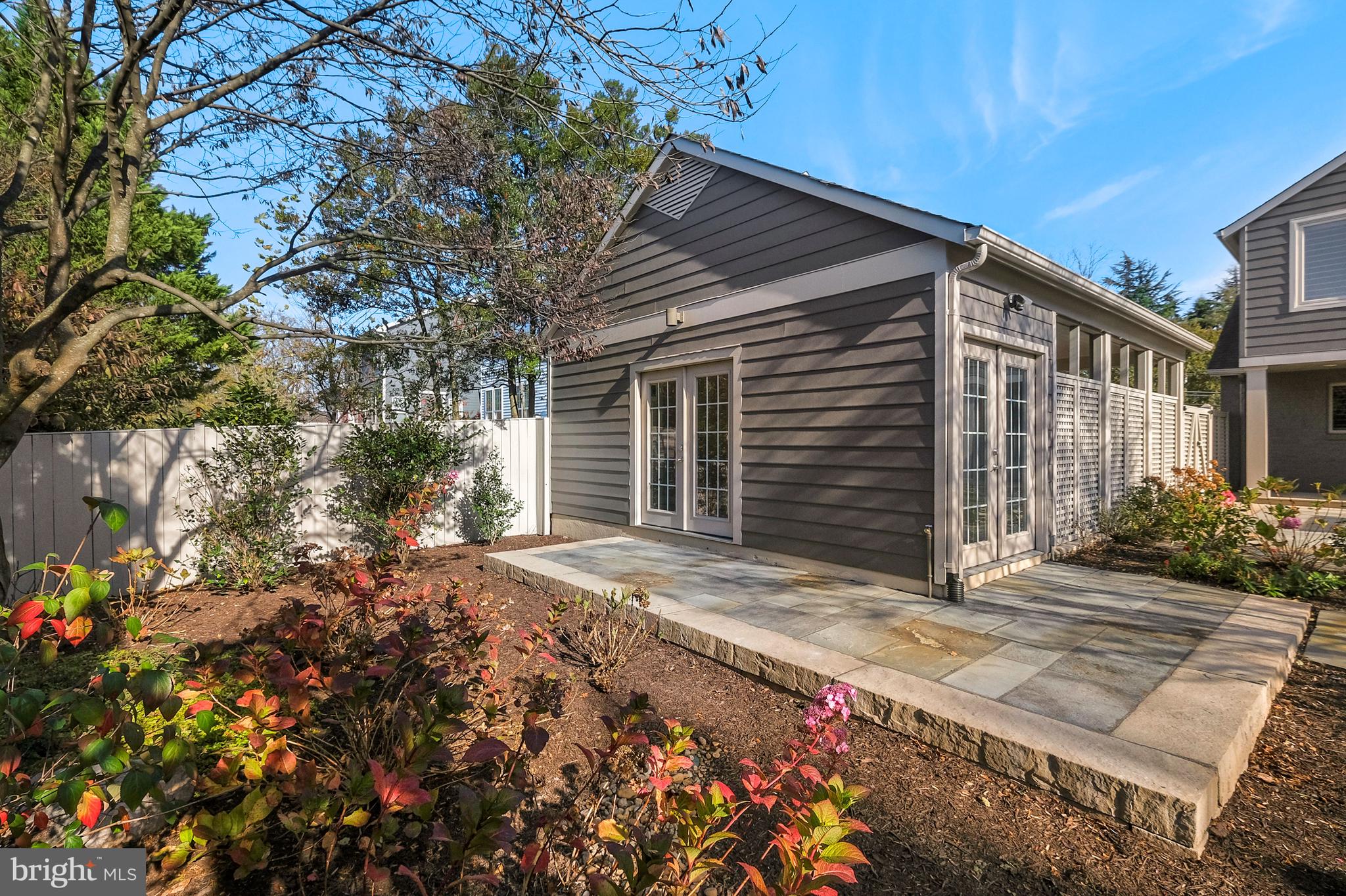 COUNTRY CLUB MANOR - Residential