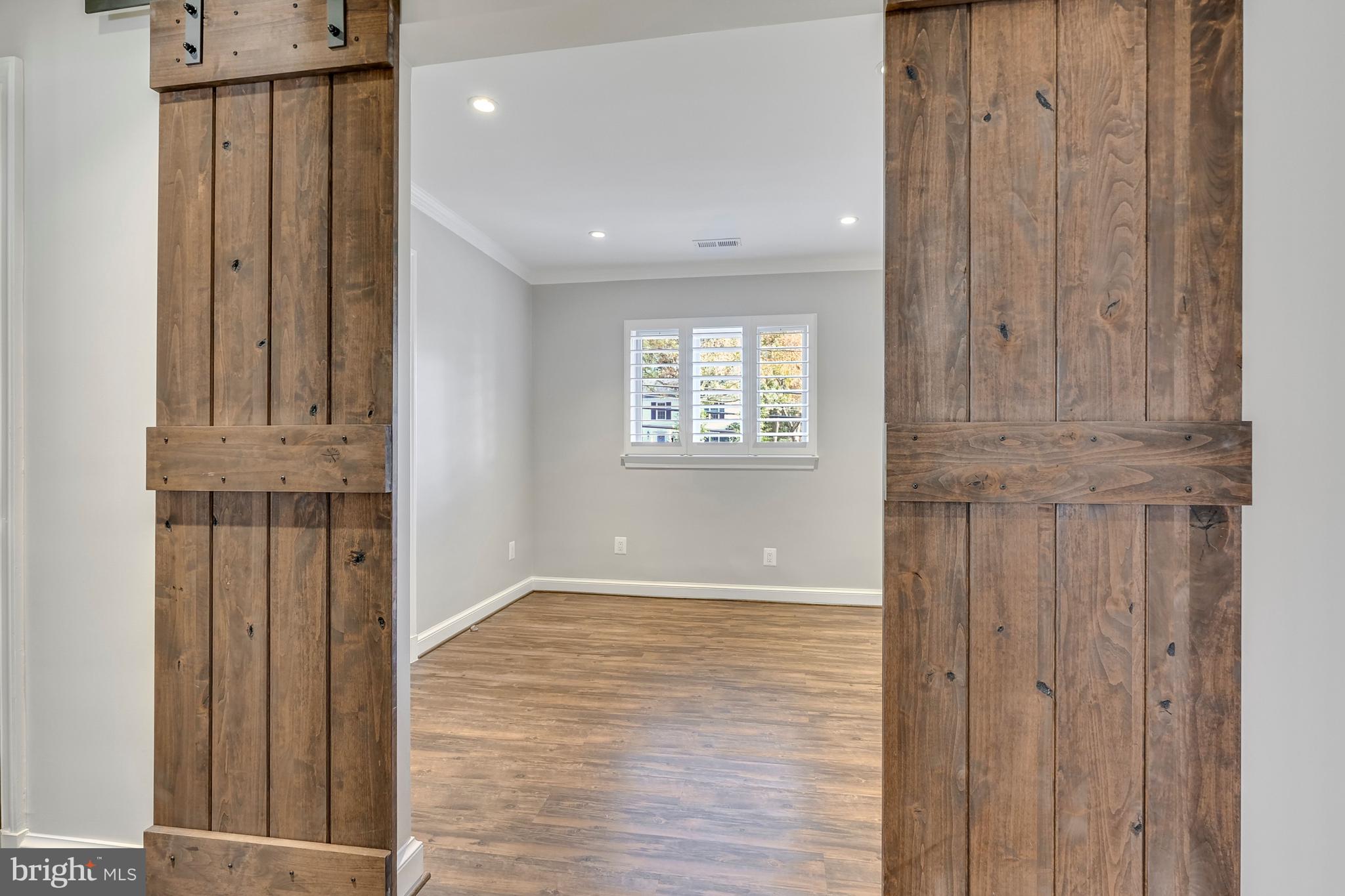 COUNTRY CLUB MANOR - Residential