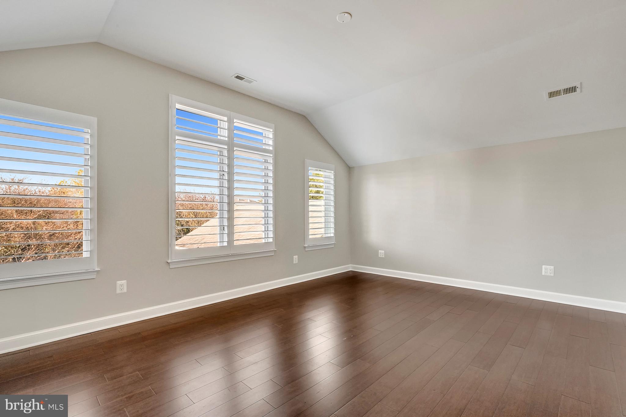 COUNTRY CLUB MANOR - Residential