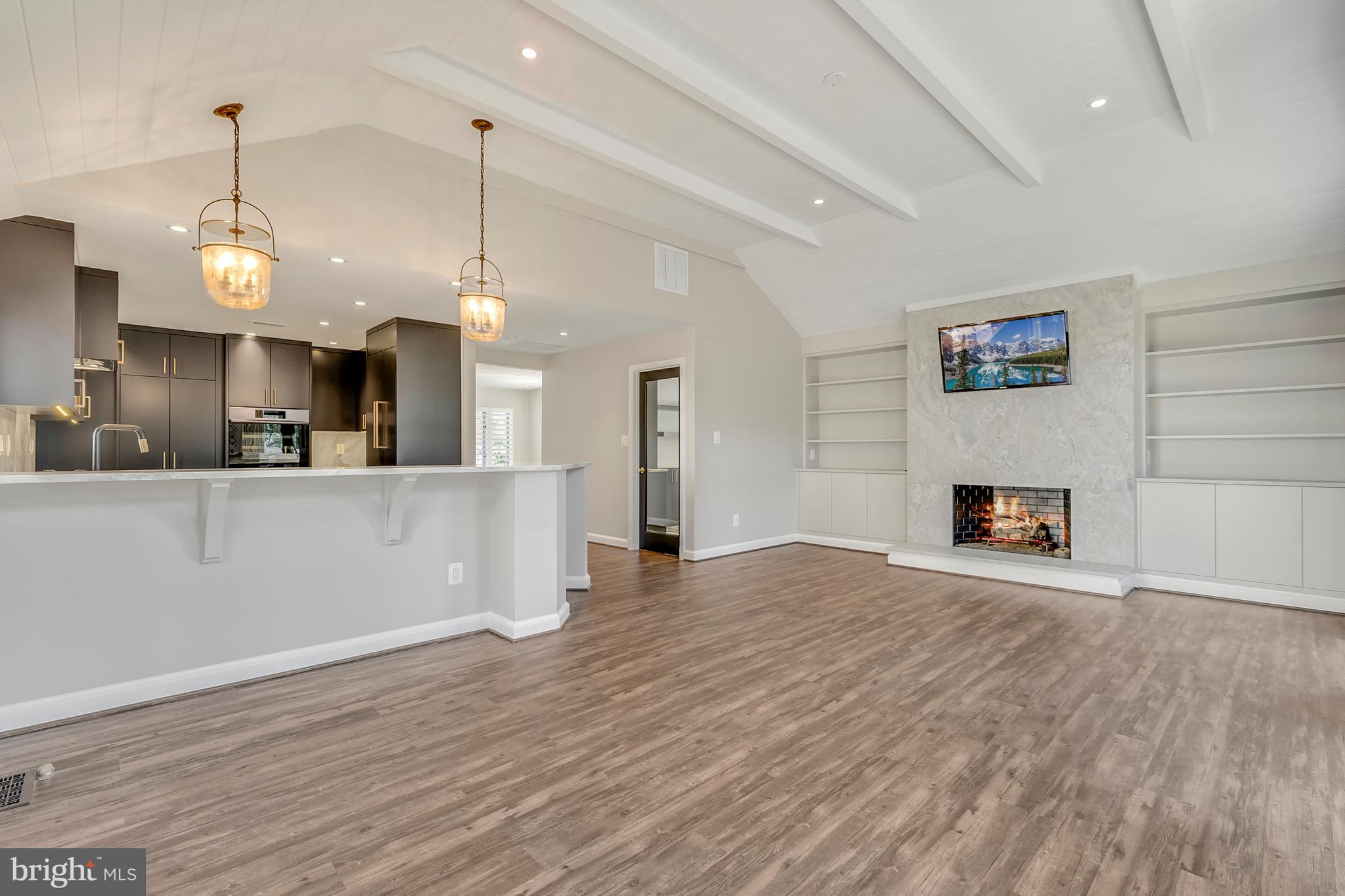 COUNTRY CLUB MANOR - Residential