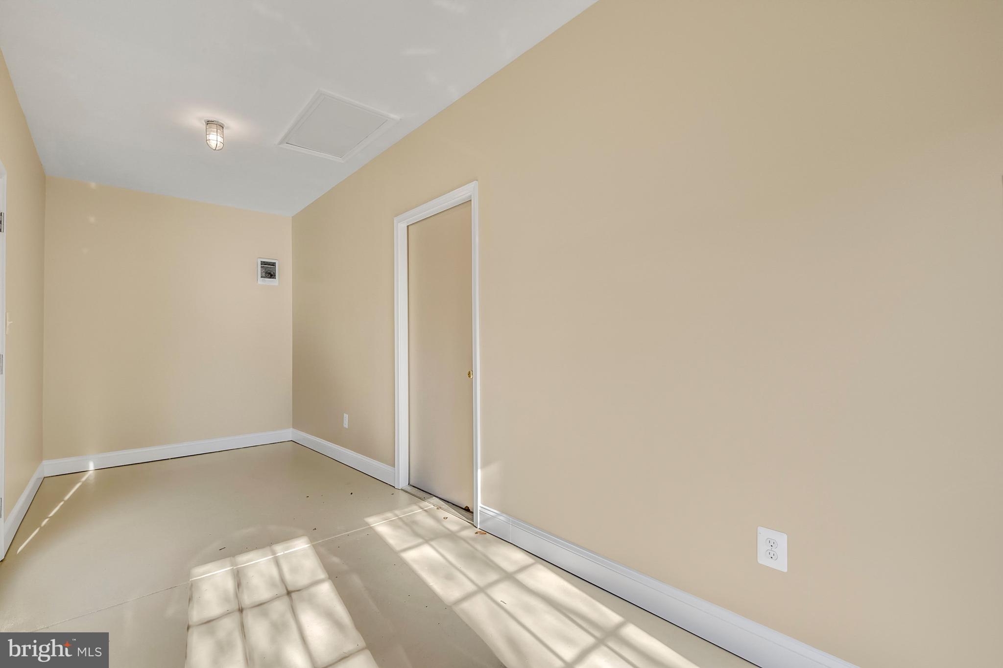 COUNTRY CLUB MANOR - Residential