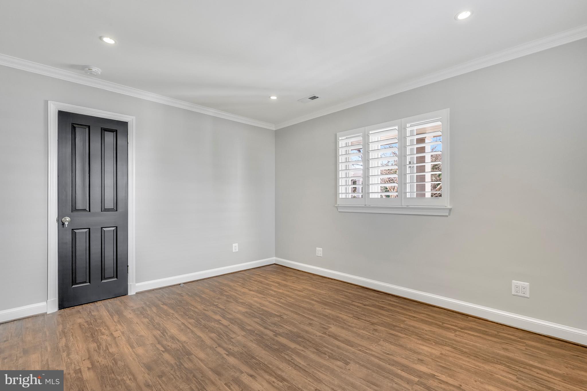 COUNTRY CLUB MANOR - Residential