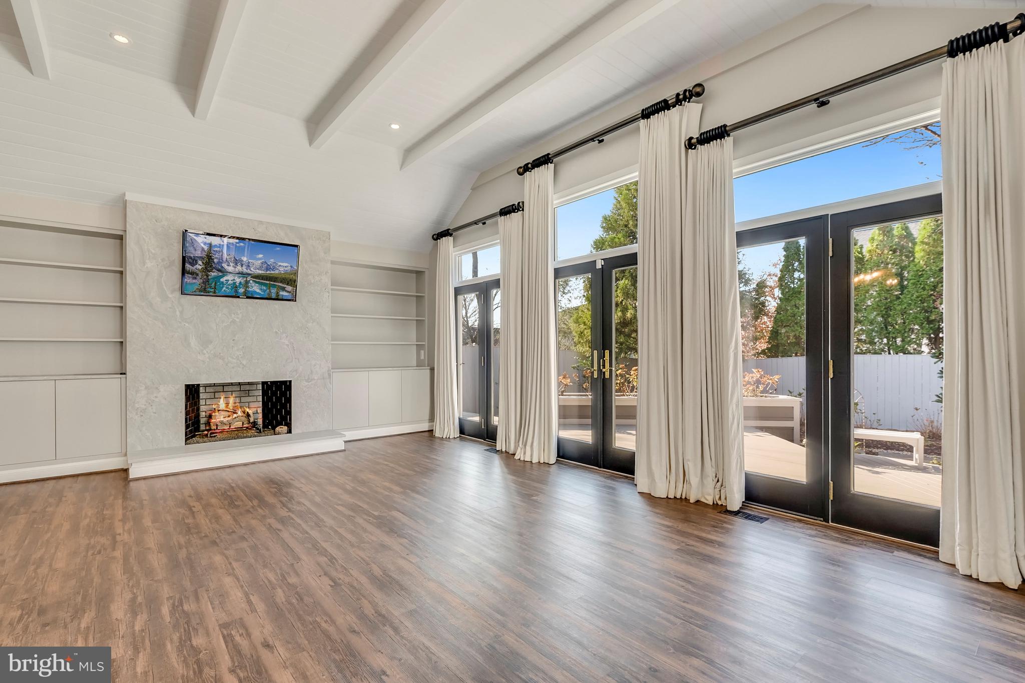 COUNTRY CLUB MANOR - Residential