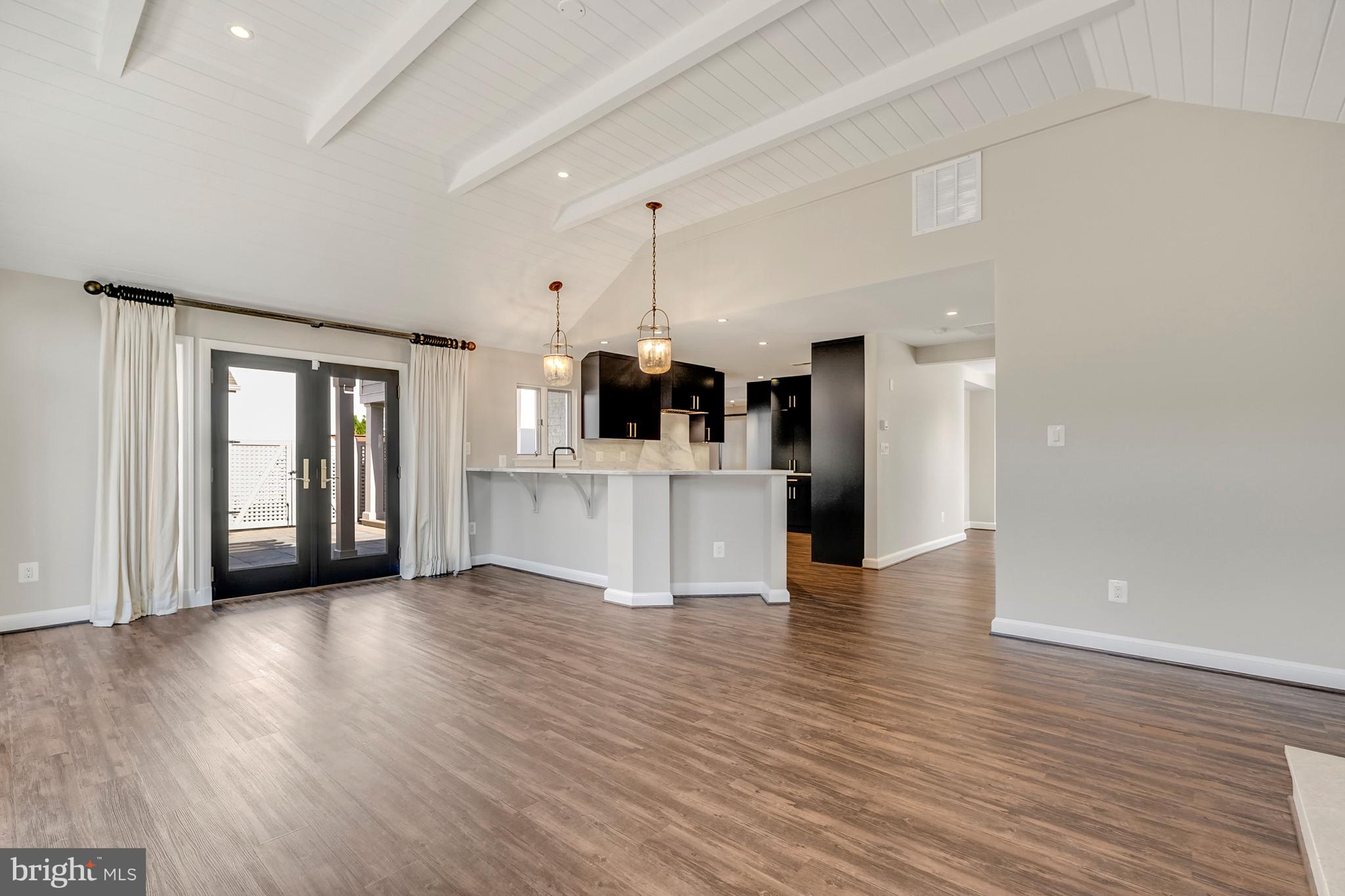 COUNTRY CLUB MANOR - Residential