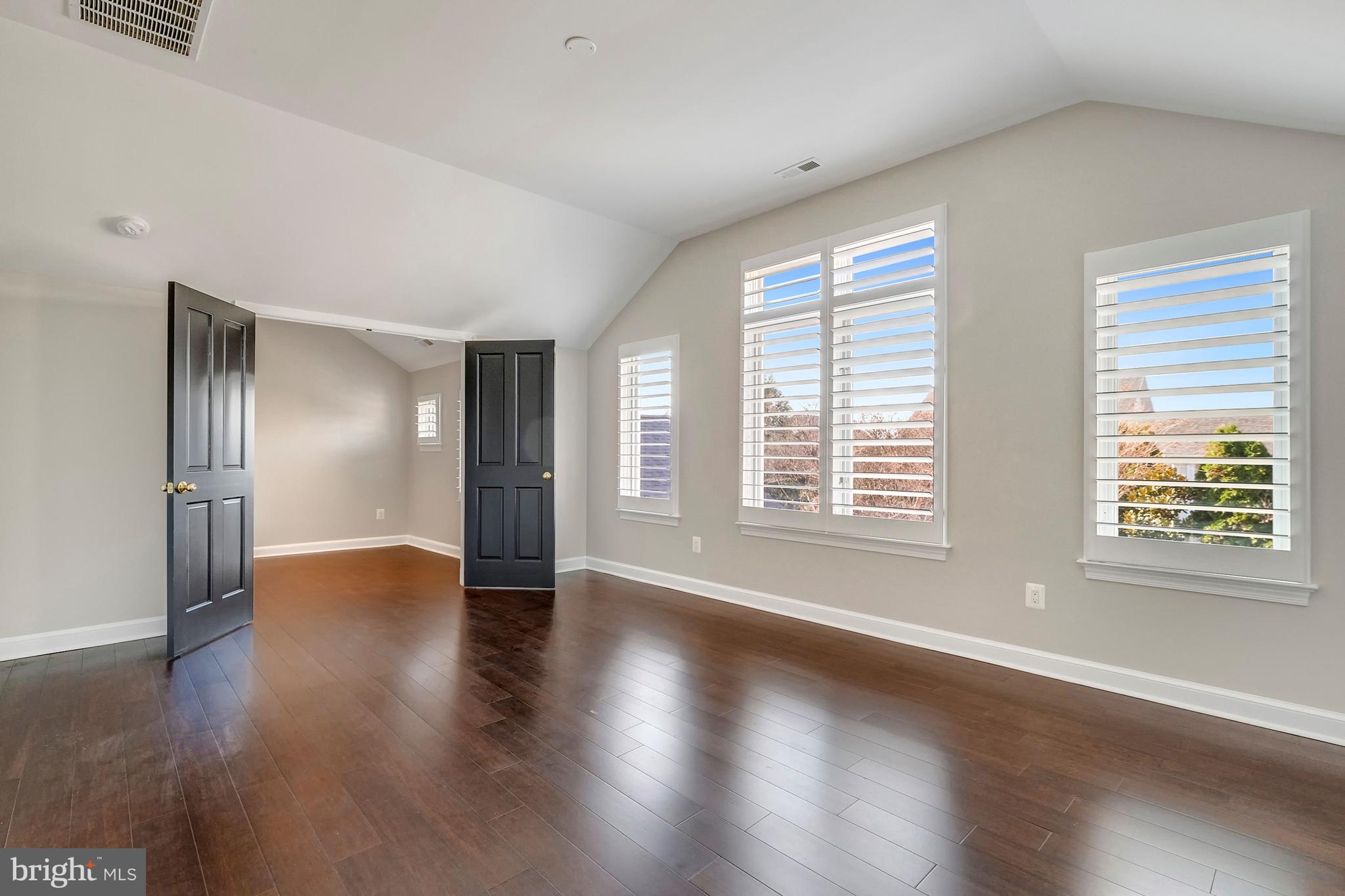 COUNTRY CLUB MANOR - Residential