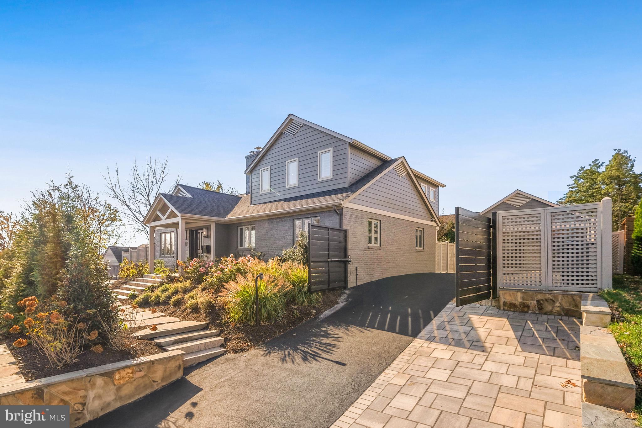 COUNTRY CLUB MANOR - Residential