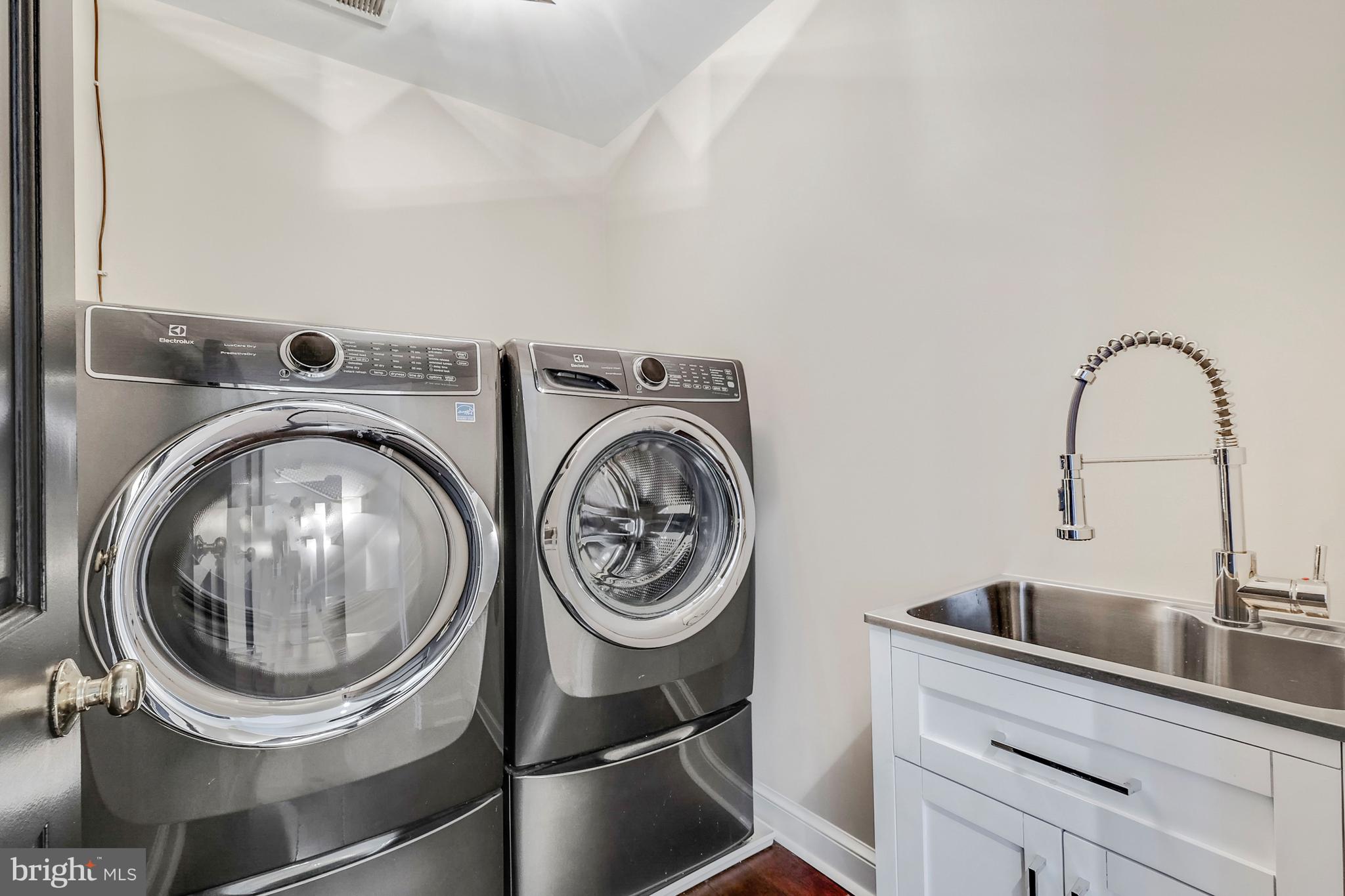 COUNTRY CLUB MANOR - Residential