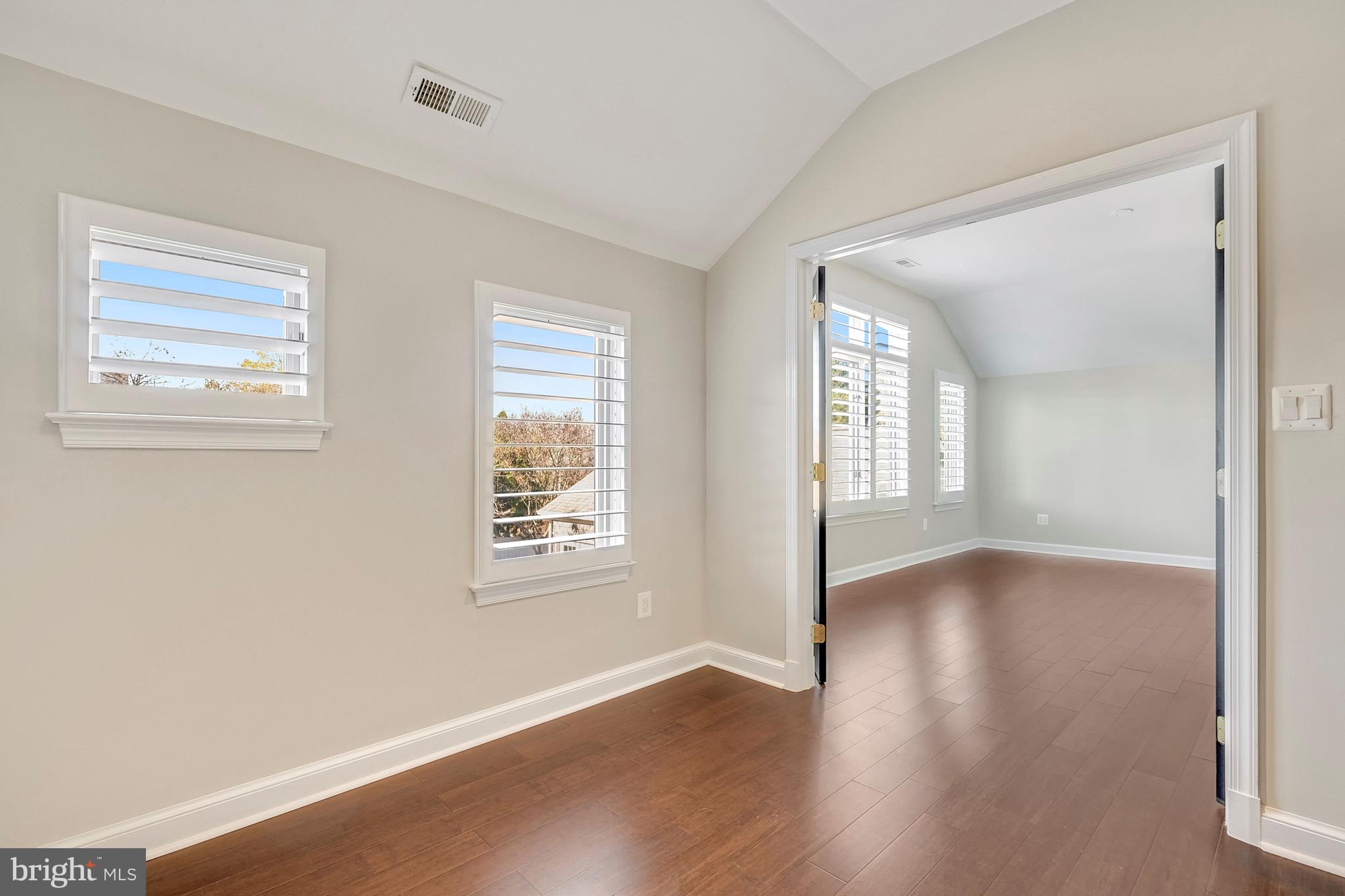 COUNTRY CLUB MANOR - Residential