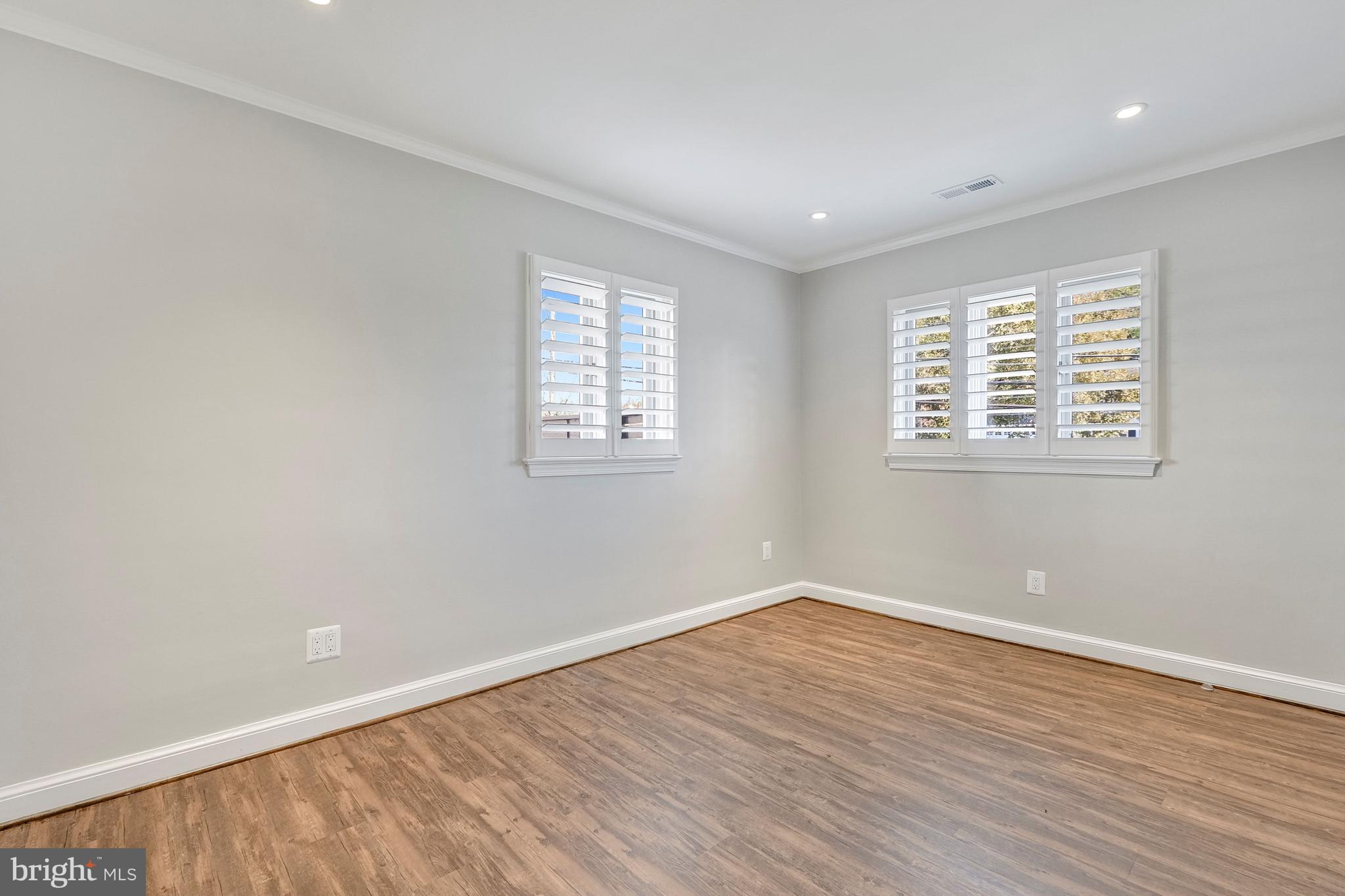 COUNTRY CLUB MANOR - Residential