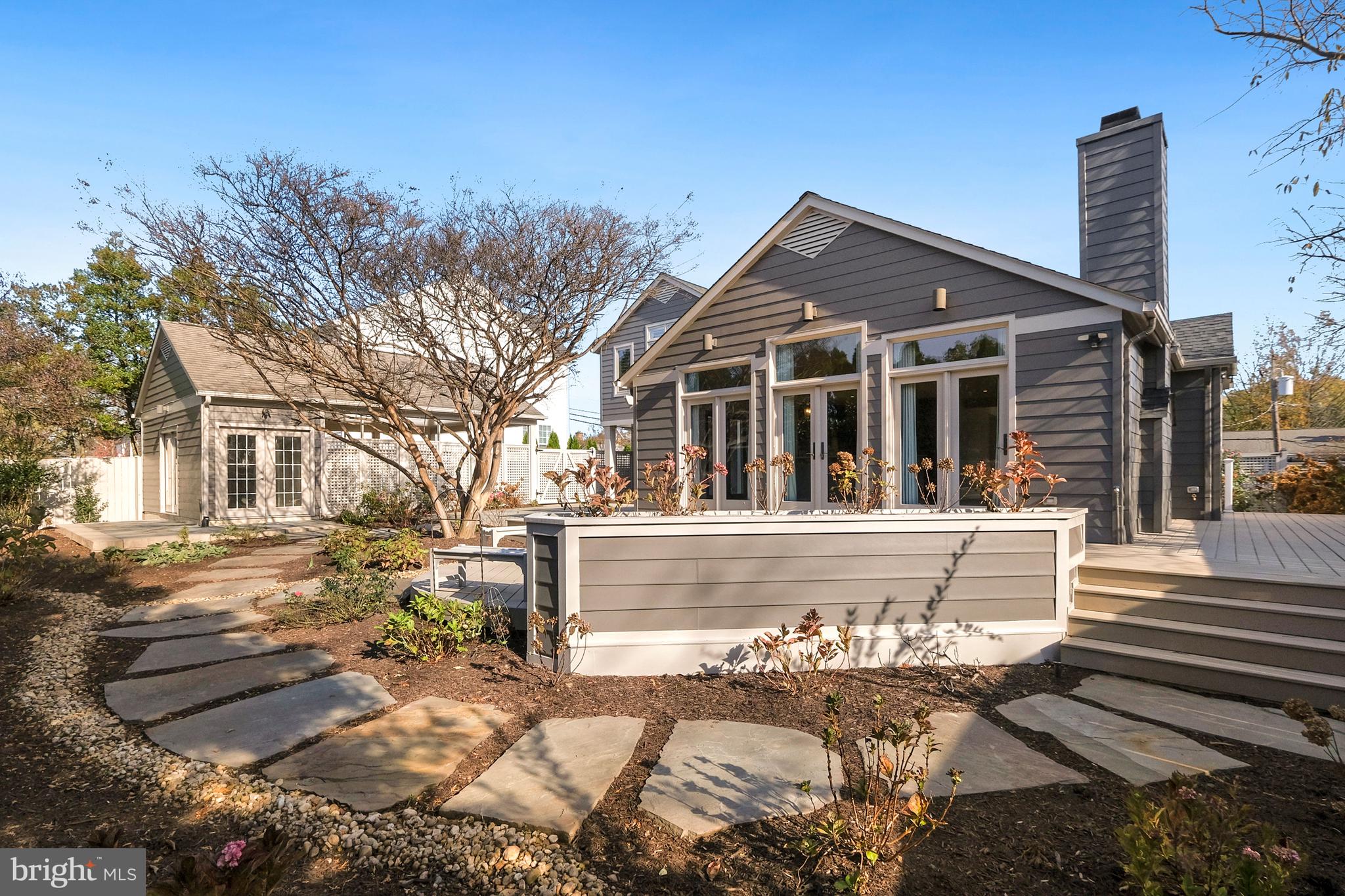 COUNTRY CLUB MANOR - Residential