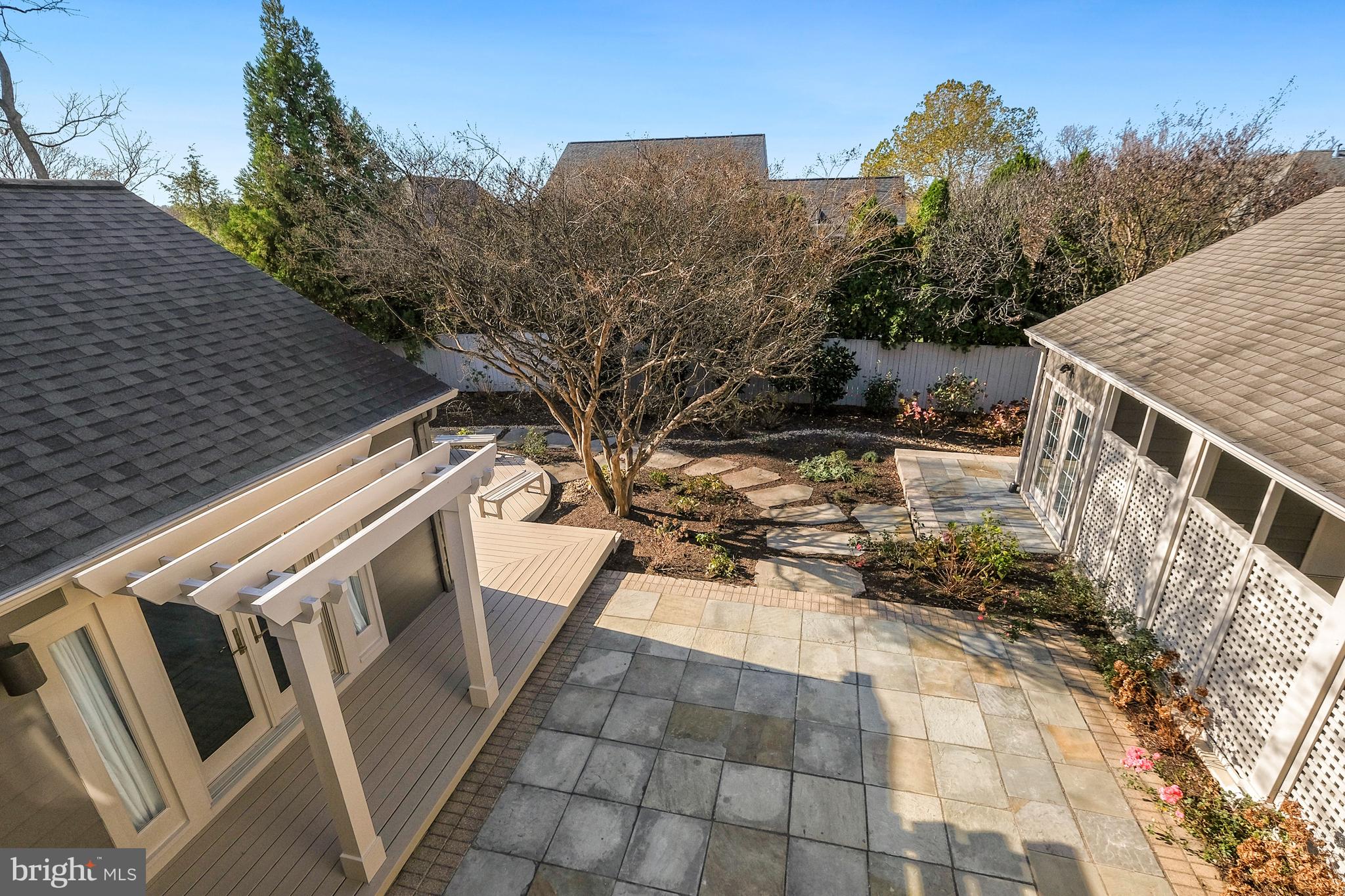 COUNTRY CLUB MANOR - Residential