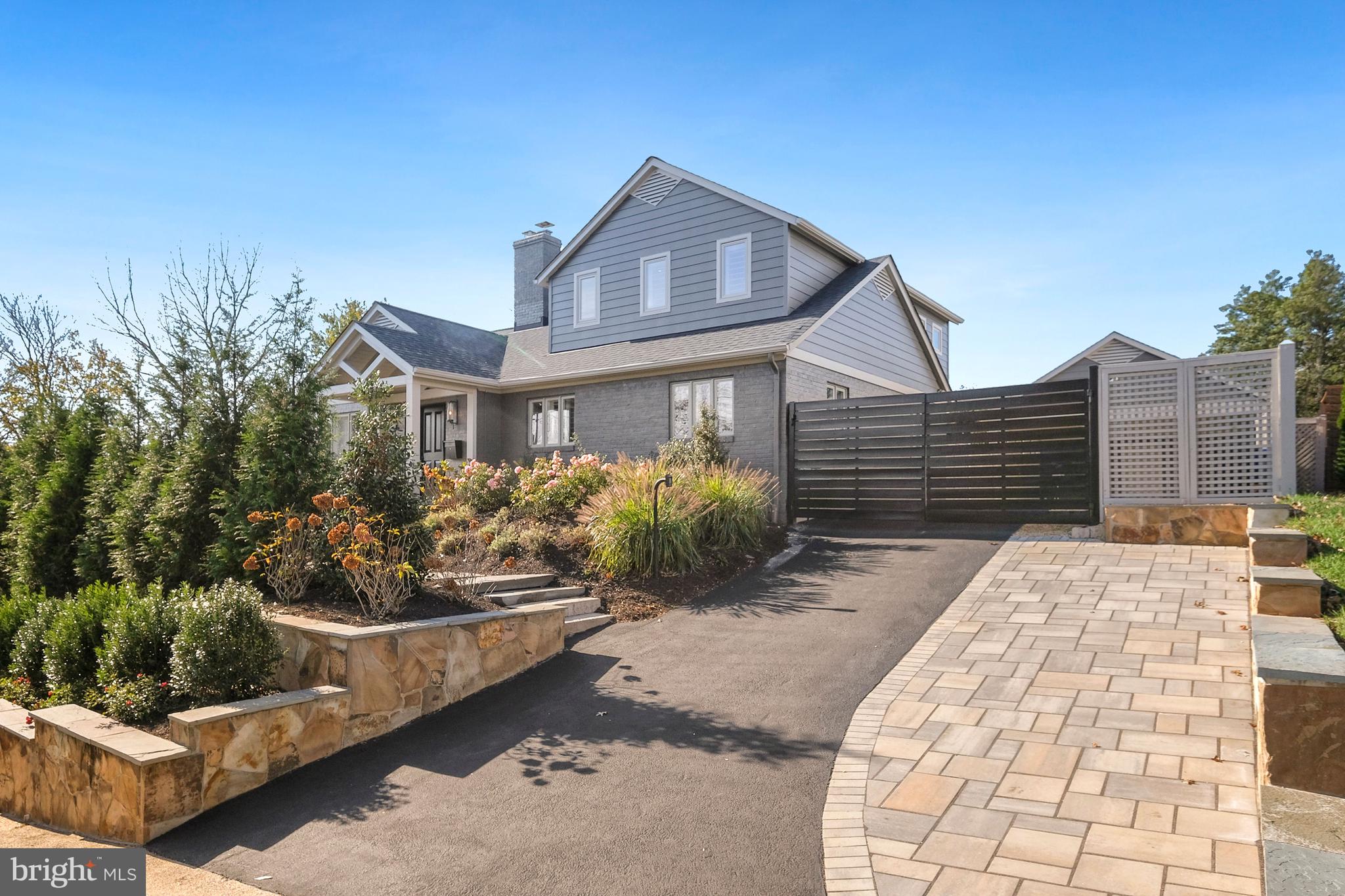 COUNTRY CLUB MANOR - Residential