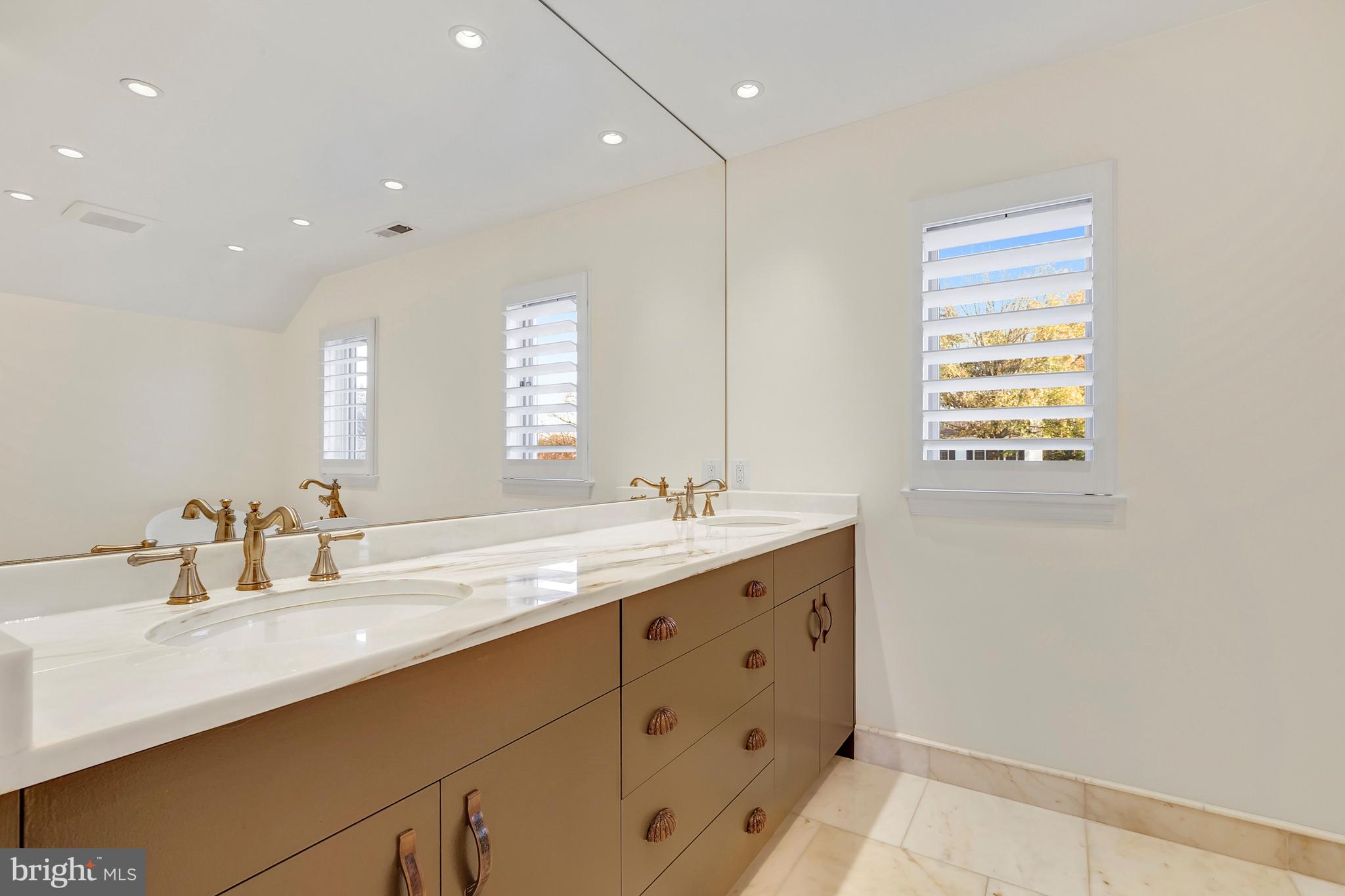 COUNTRY CLUB MANOR - Residential