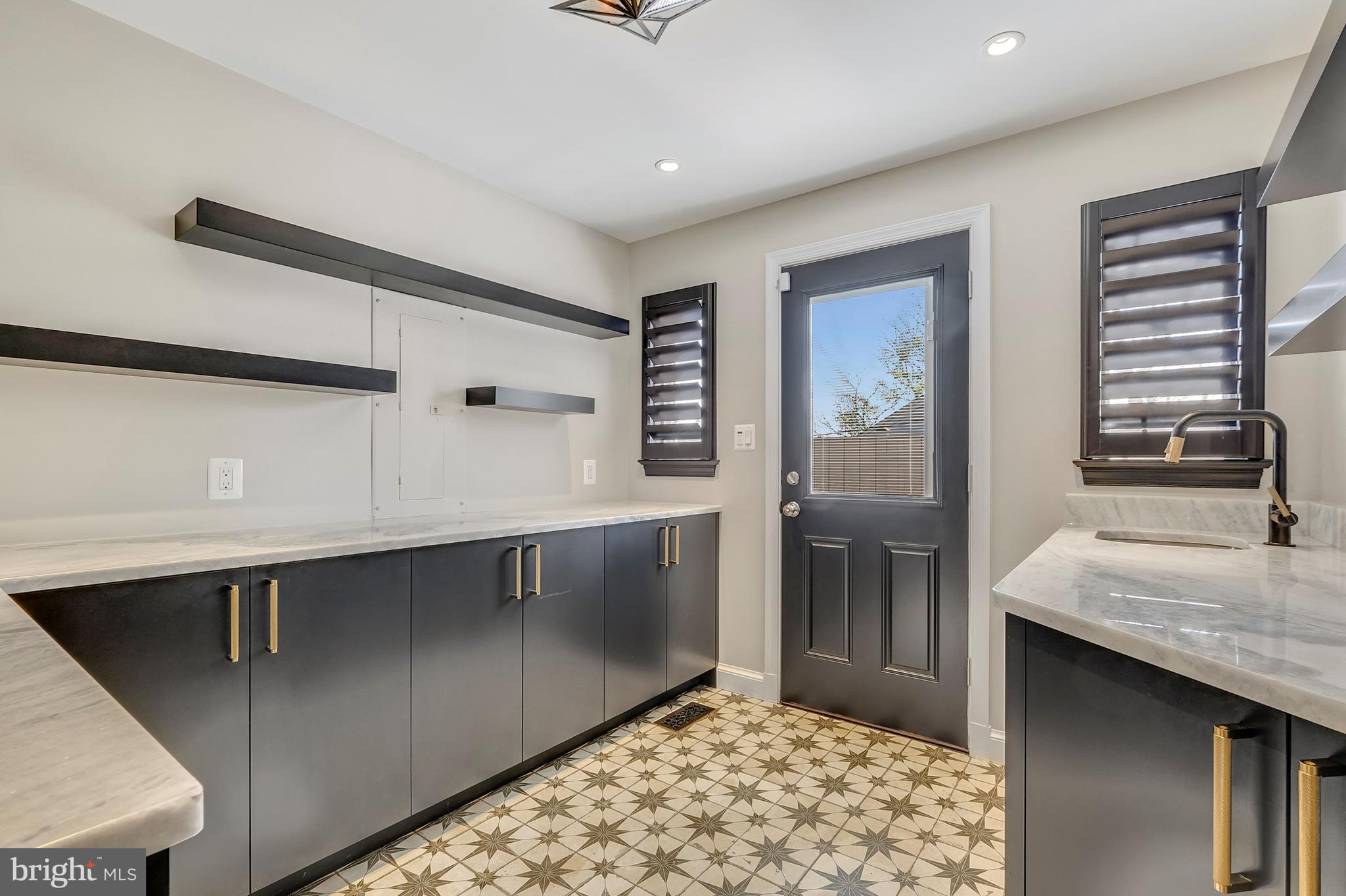 COUNTRY CLUB MANOR - Residential