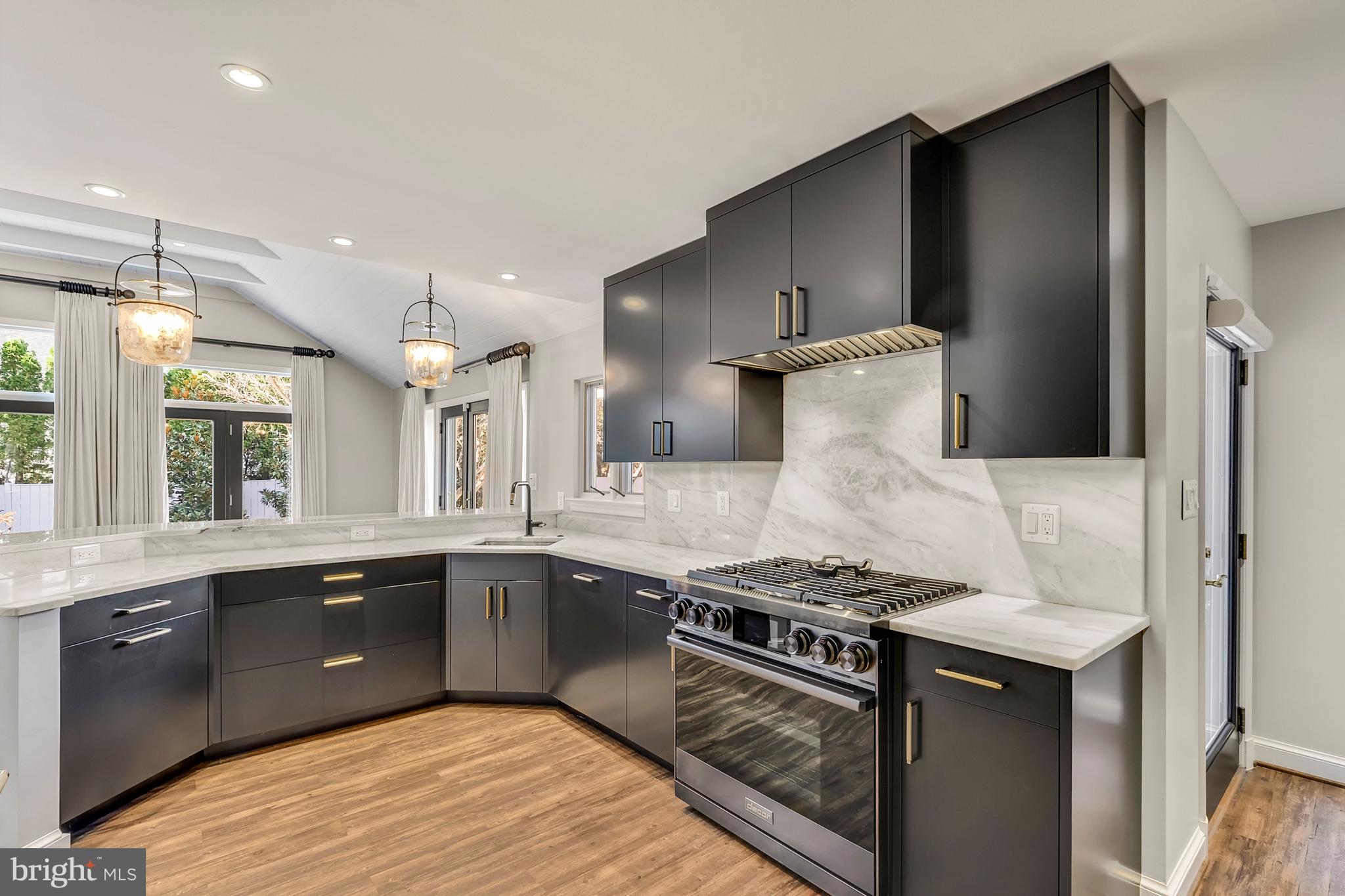 COUNTRY CLUB MANOR - Residential