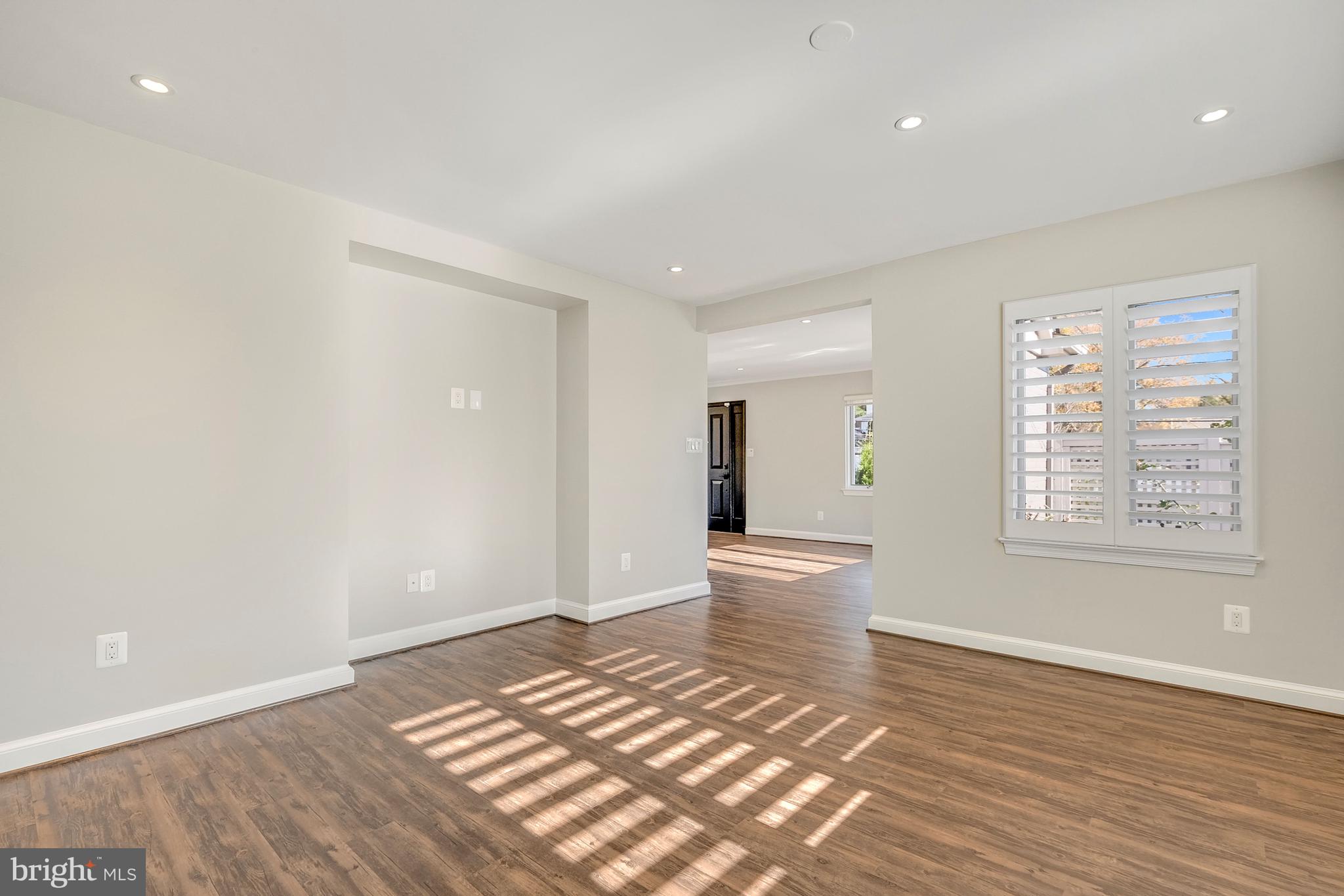 COUNTRY CLUB MANOR - Residential