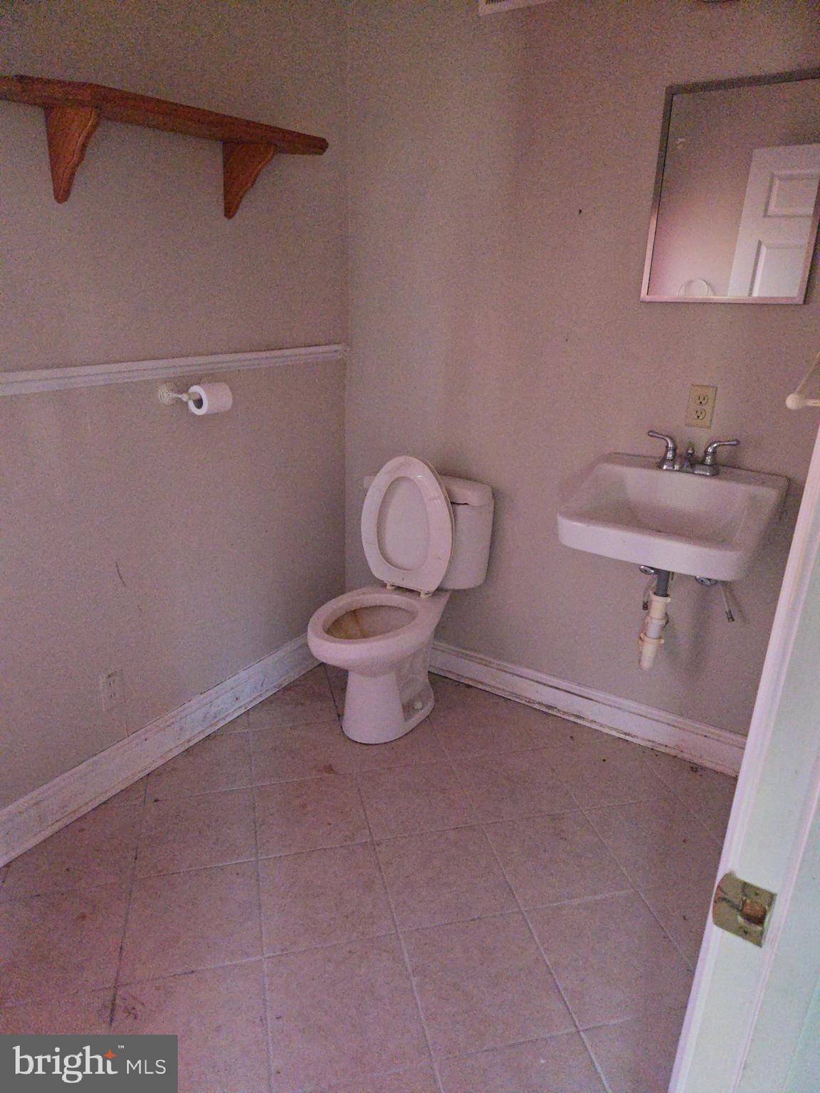 Main image without alt text