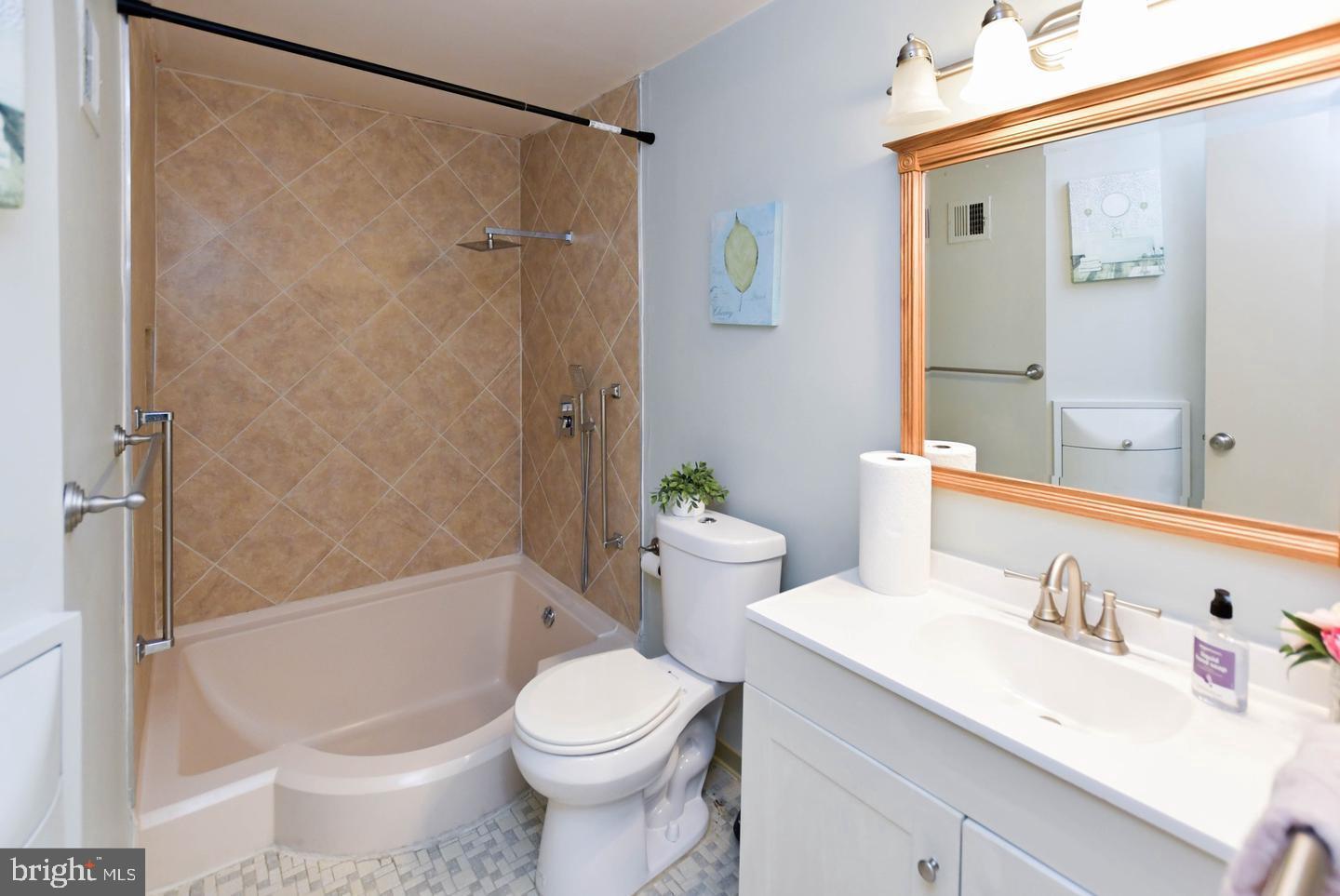 HUNTLEY SQUARE CONDOMINIUMS - Residential Lease