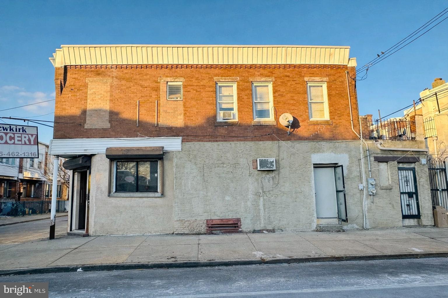 Main image without alt text