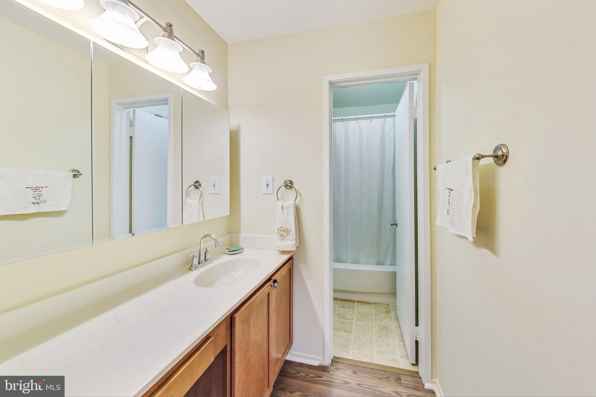 FARMINGDALE - Residential