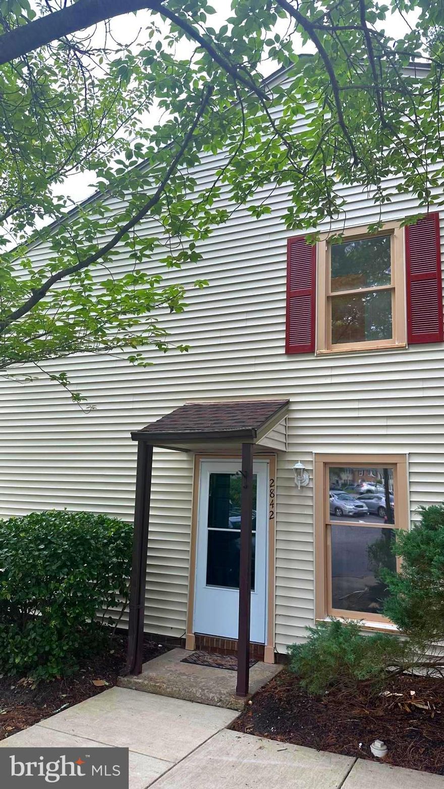 Location! Location! This nicely upgraded 2 level end unit  townhouse-condo is located in the beautiful Lake Ridge community near shopping, restaurants, public transportation, community pools, boating, schools, etc. Nice fireplace in large Living Room. Freshly painted interior & all new carpet throughout, upgraded water heater, & A/C unit, upgraded bathroom & kitchen with new appliances, new blinds, & new ceiling lights throughout,  etc