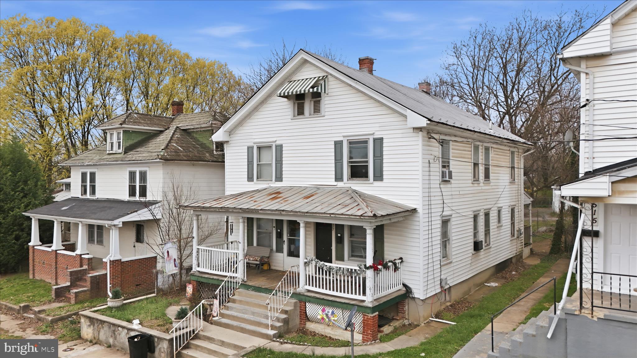 Main image without alt text