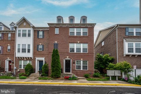 Photo of 2037 Blunt Lane, ALEXANDRIA, VA 22303 (MLS # VAFX2307302)