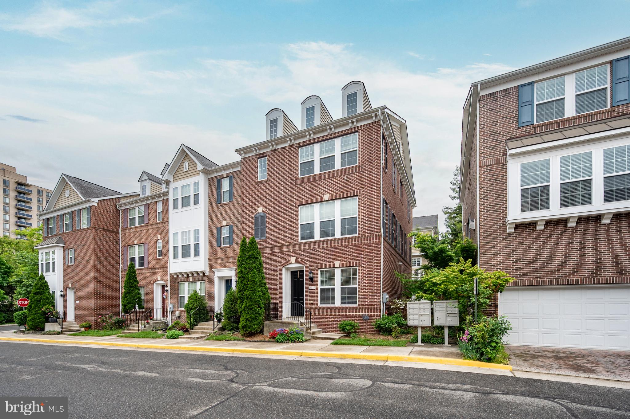 HUNTINGTON MEWS - Residential