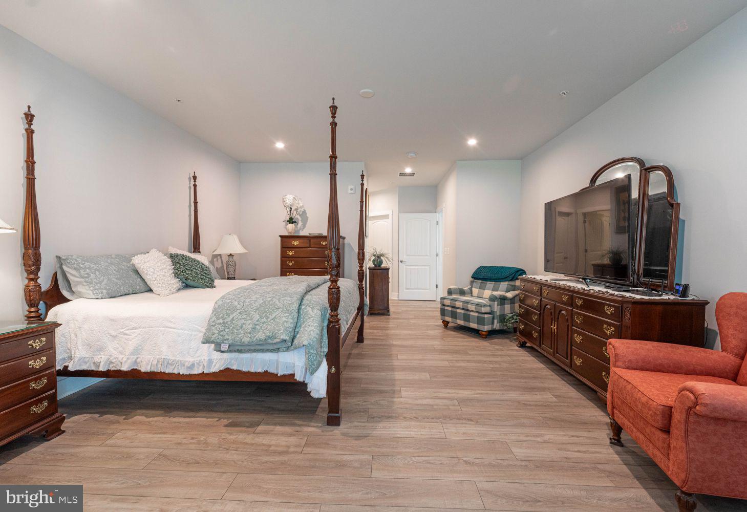 FOUR SEASONS AT KENT ISLAND - Residential