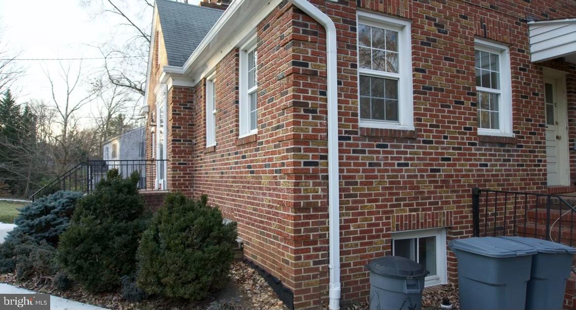 Beautifully Renovated 3-Bedroom Unit in Idlewylde – Available 8/1!
Come tour this stunning, newly renovated main-floor unit located in the heart of Idlewylde, Baltimore County. Featuring 3 spacious bedrooms and 1 modern bath, this home offers both comfort and convenience.
Enjoy the open family room, perfect for relaxing or entertaining, with direct access to a screened-in porch—ideal for unwinding during the warmer months. The sun-filled dining room flows seamlessly into a gorgeous, brand-new kitchen complete with all new appliances.
Additional highlights:
In-unit washer and dryer
Spacious parking
Fenced-in yard with a private deck for peaceful outdoor living
Located within walking distance to York Road shops and eateries, including The Charmery and Starbucks. Enjoy nearby recreation at Stoneleigh Elementary playground or Overlook Park.
Contact Laura Mackle today to schedule your private showing!