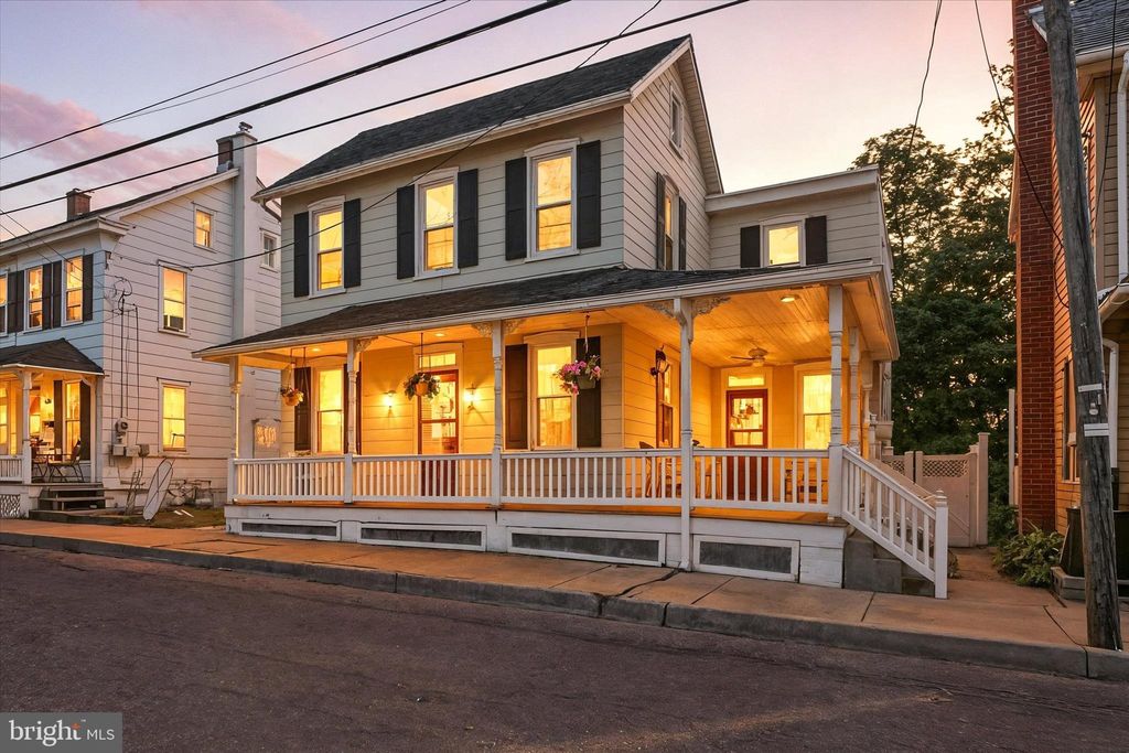 Photo of 131 N Cedar Street, LITITZ, PA 17543 (MLS # PALA2075950)