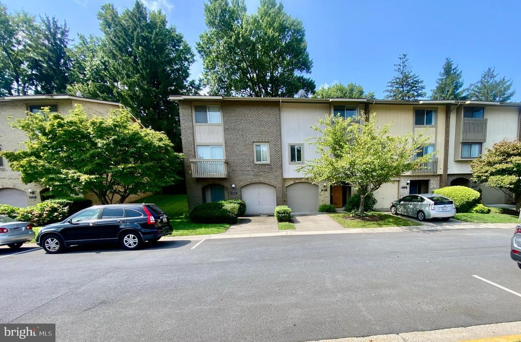Photo of 19600 Brassie Place #12A, GAITHERSBURG, MD 20886 (MLS # MDMC2202852)
