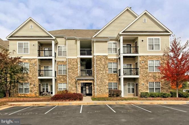 Beautiful 2-Bedroom, 2-Bath Ground Floor Condo with Garage!
This stunning one-level condo offers an open-concept floorplan and features two spacious bedrooms and two full bathrooms. Enjoy the convenience of an assigned parking spot plus a detached garage.
Community amenities abound, including a refreshing swimming pool, a well-equipped exercise room, and a welcoming clubhouse.
You'll love the prime location, just minutes from Fair Oaks Mall, Union Mill Shopping Center, Trader Joe's, Wegmans, and Costco, as well as a variety of restaurants. Commuting is a breeze with quick access to I-66, Rt. 28, Rt. 29, and Fairfax County Parkway. Plus, the Park and Ride on Stringfellow is close by, and a bus stop with public transport to GMU every 20 minutes is within walking distance.
