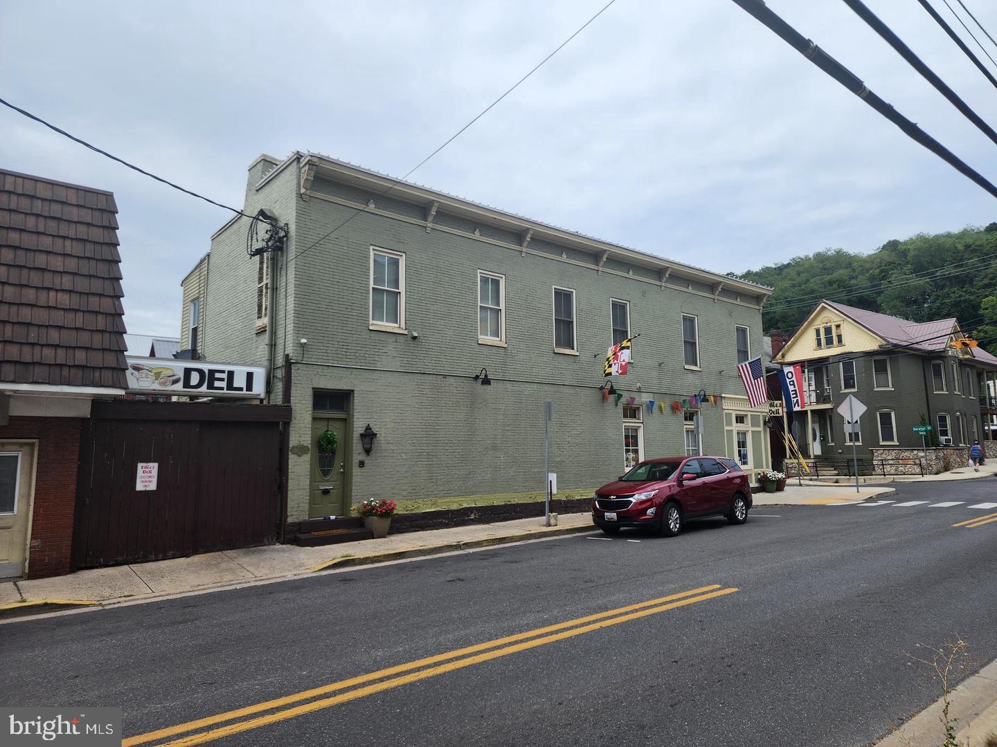 Main image without alt text